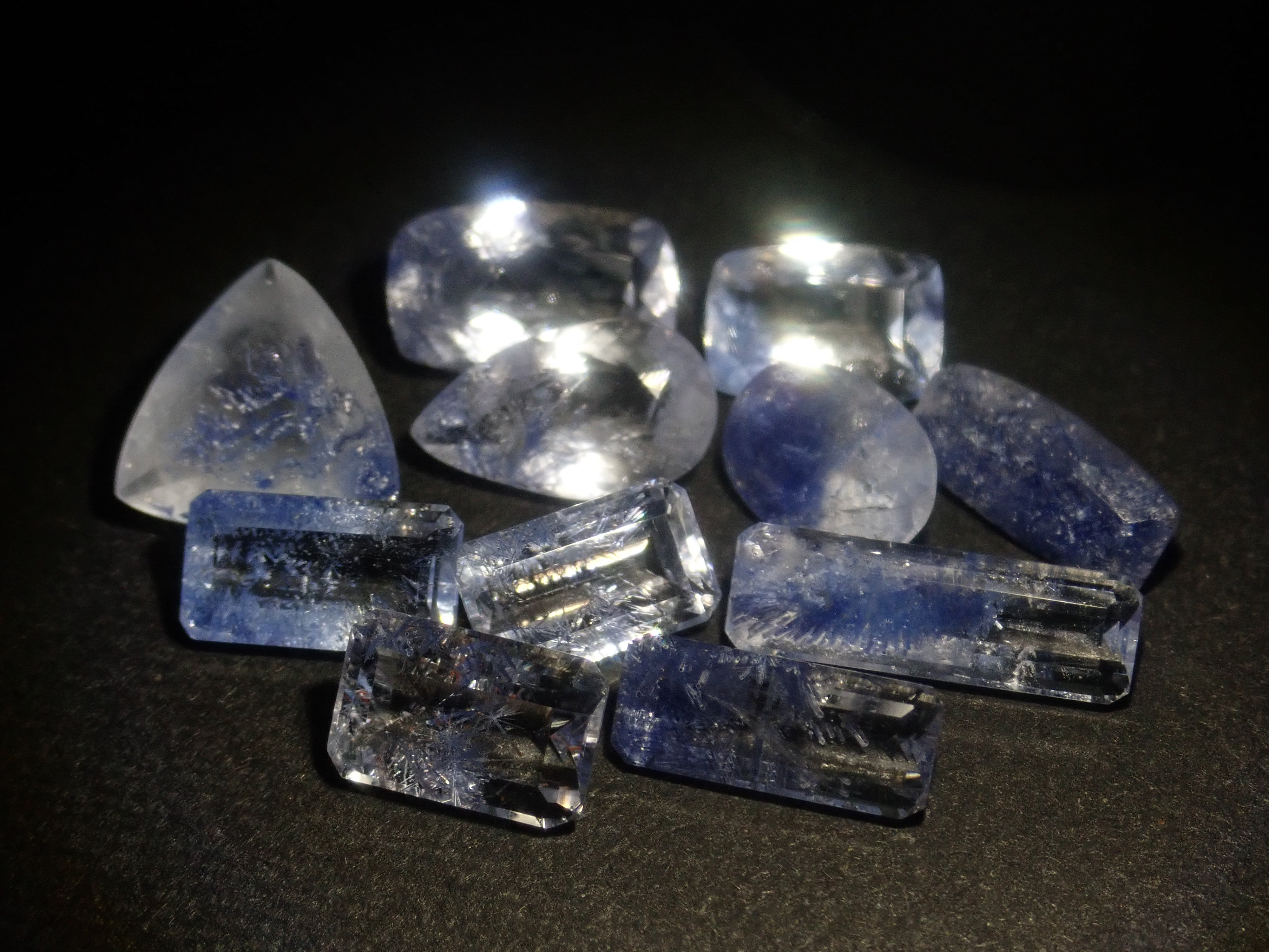 【3/15 22時販売】《ツーソン新着・限定11石》ファセットカットのブラジル産デュモルチェライトインクォーツ《複数購入割引有》