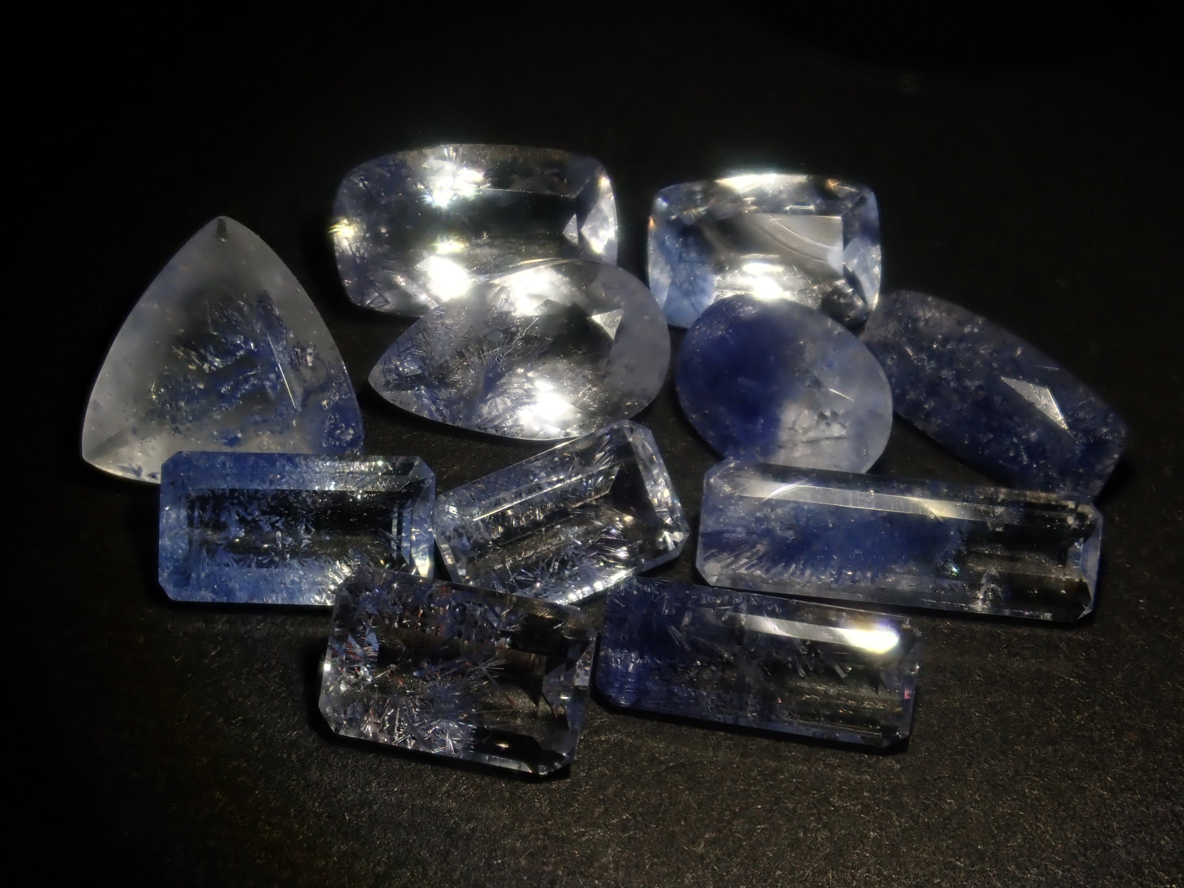 【3/15 22時販売】《ツーソン新着・限定11石》ファセットカットのブラジル産デュモルチェライトインクォーツ《複数購入割引有》