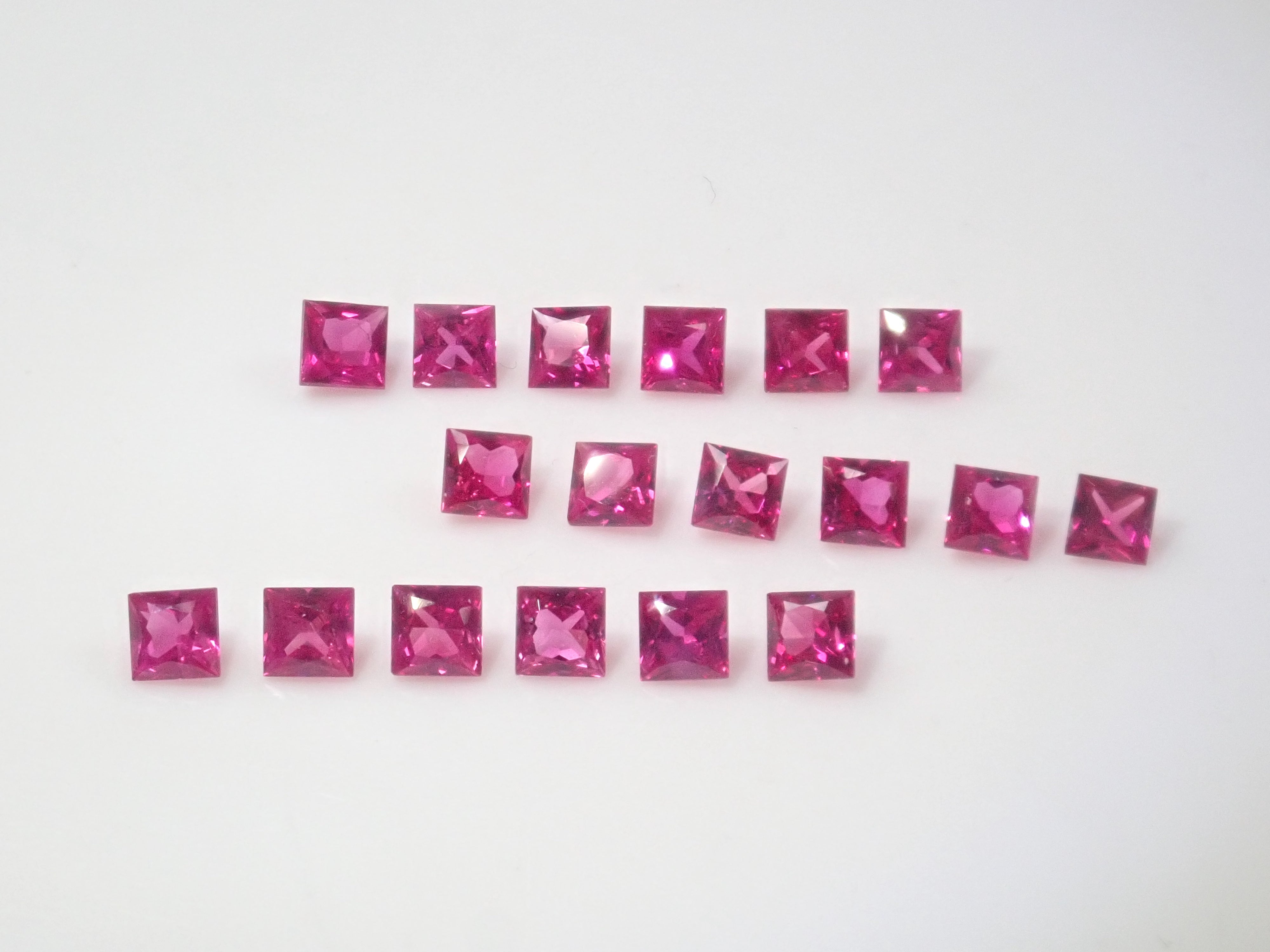 Limited to 18 stones: Mozambique ruby ​​(princess cut, 2.3-2.5mm) Multiple purchase discounts available