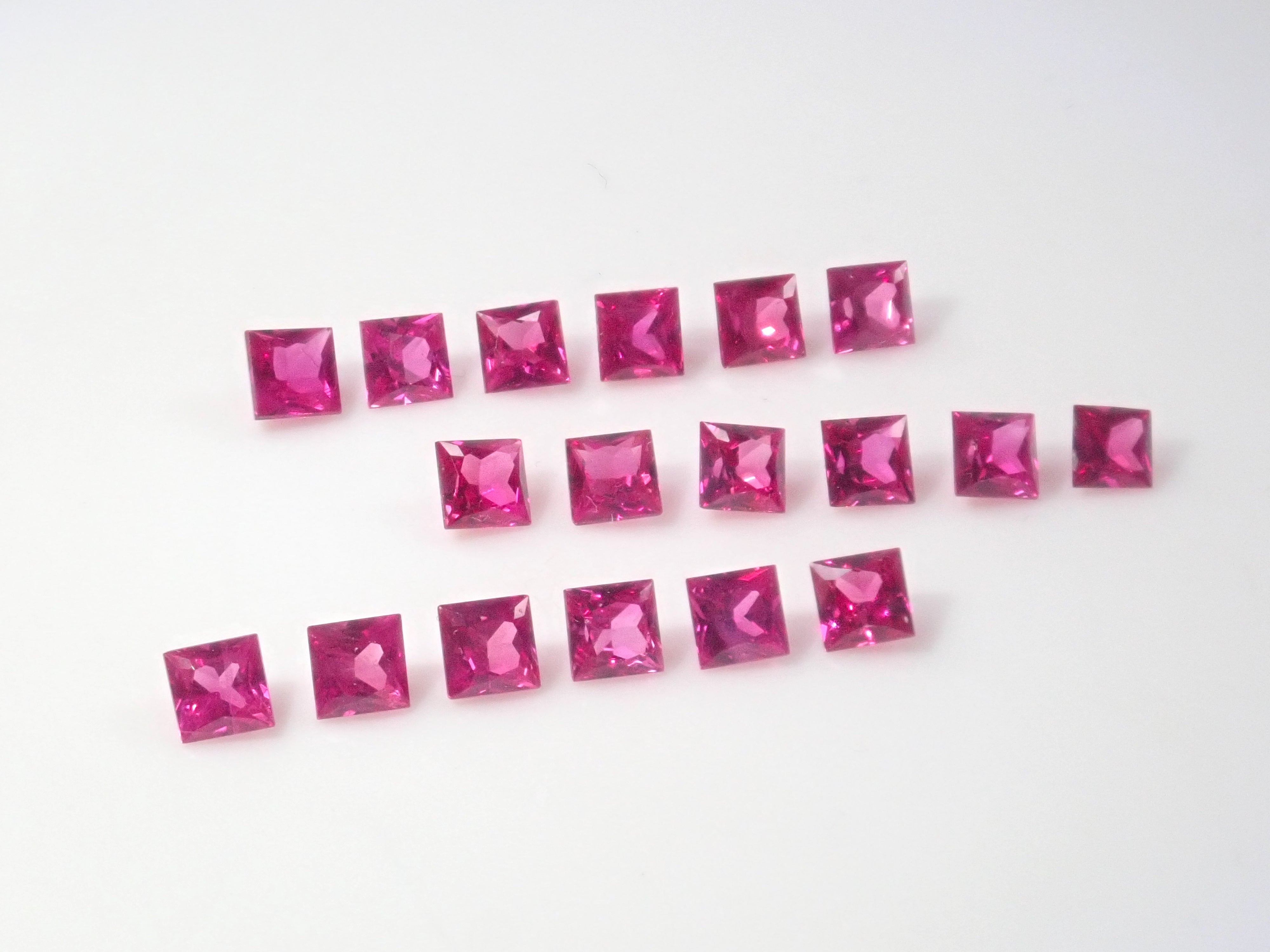 Limited to 18 stones: Mozambique ruby ​​(princess cut, 2.3-2.5mm) Multiple purchase discounts available