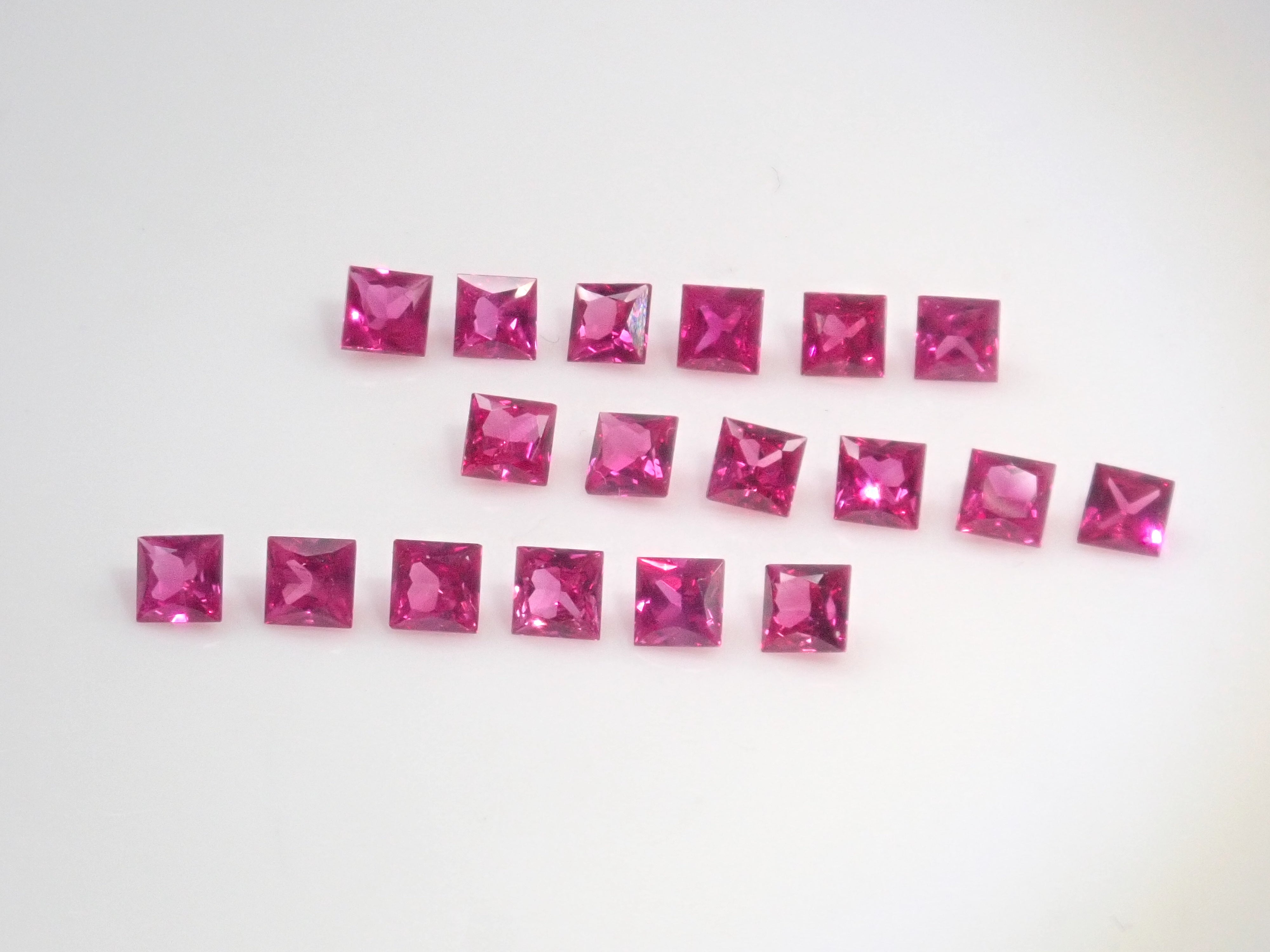 Limited to 18 stones: Mozambique ruby ​​(princess cut, 2.3-2.5mm) Multiple purchase discounts available