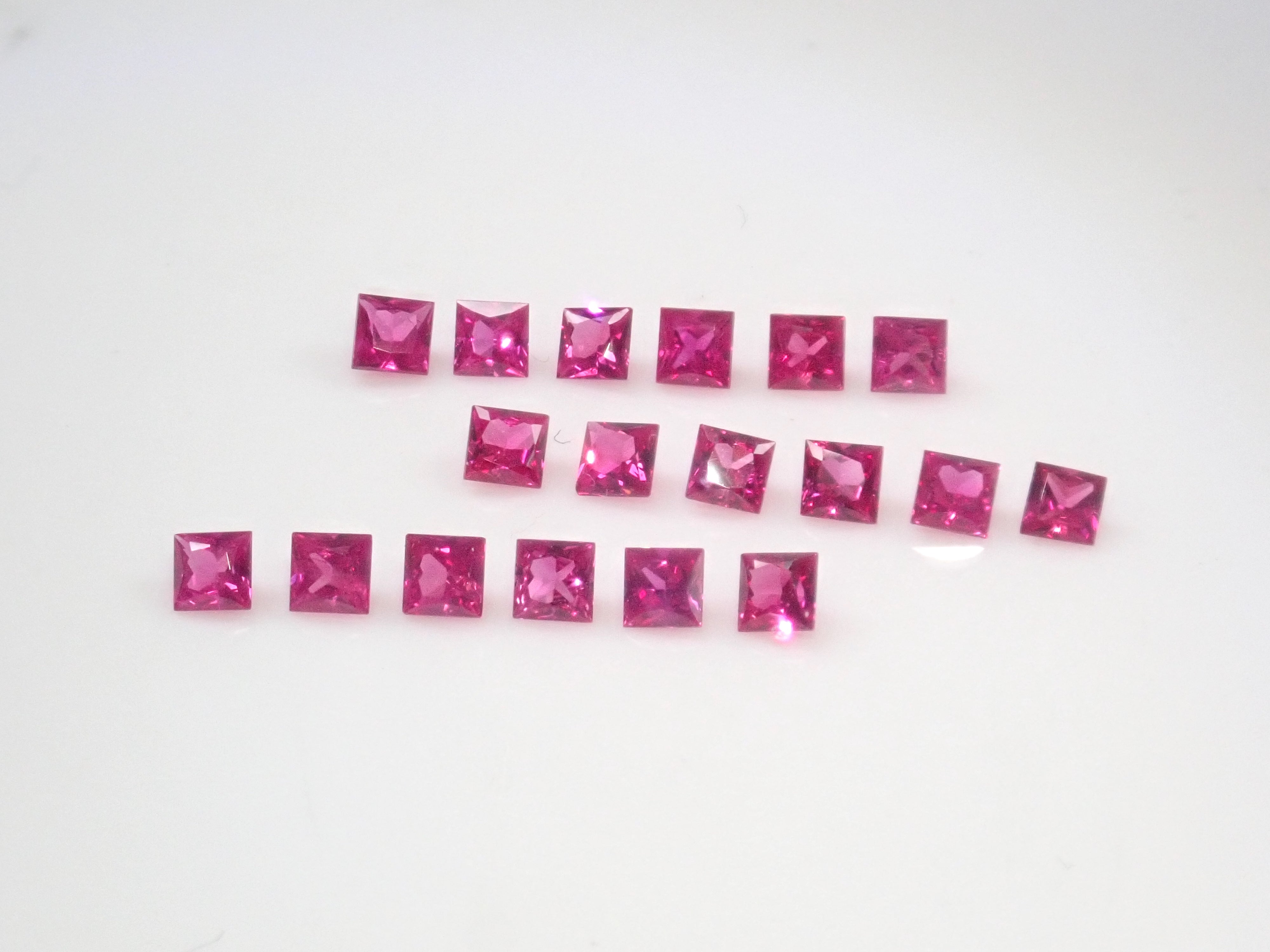 Limited to 18 stones: Mozambique ruby ​​(princess cut, 2.3-2.5mm) Multiple purchase discounts available