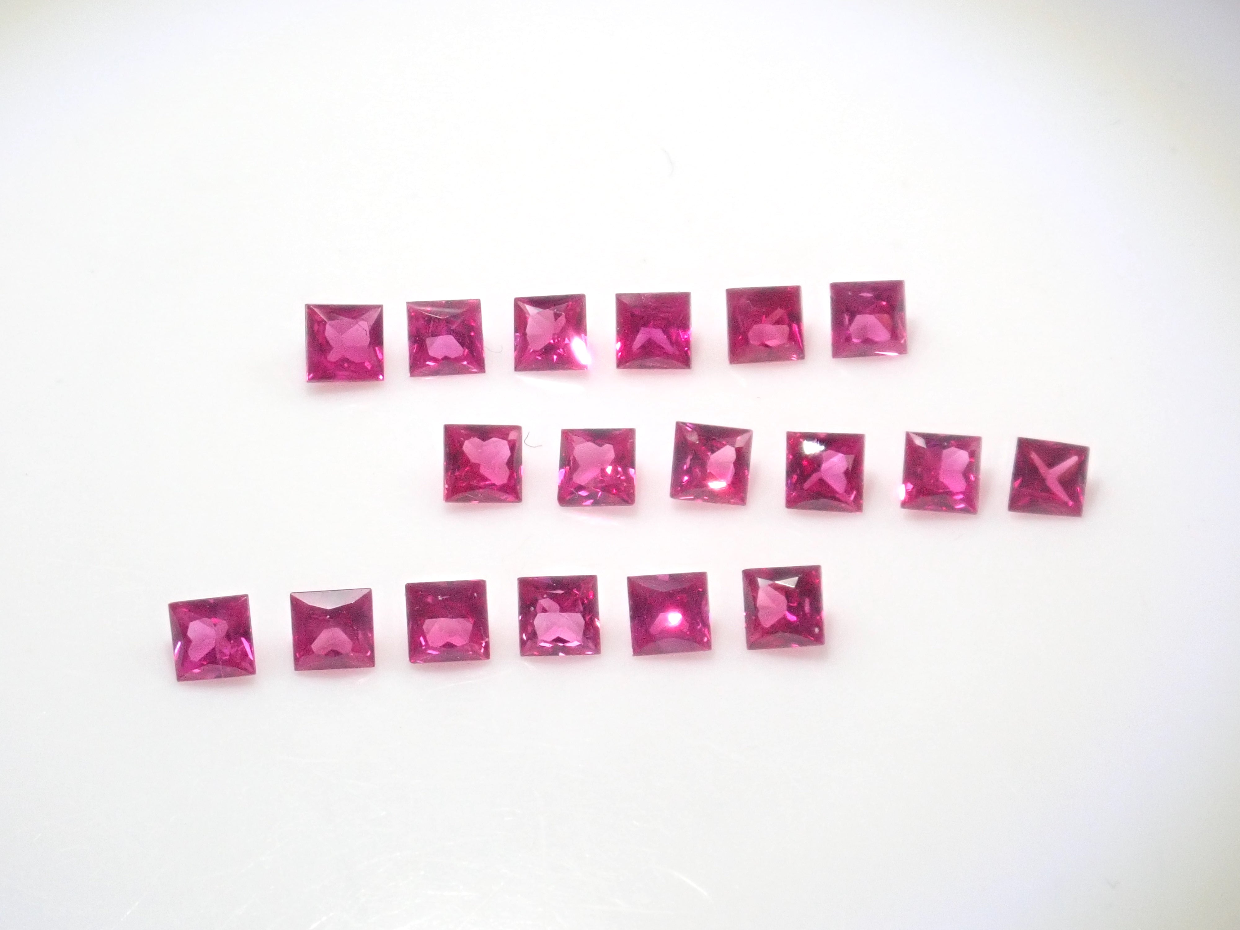 Limited to 18 stones: Mozambique ruby ​​(princess cut, 2.3-2.5mm) Multiple purchase discounts available