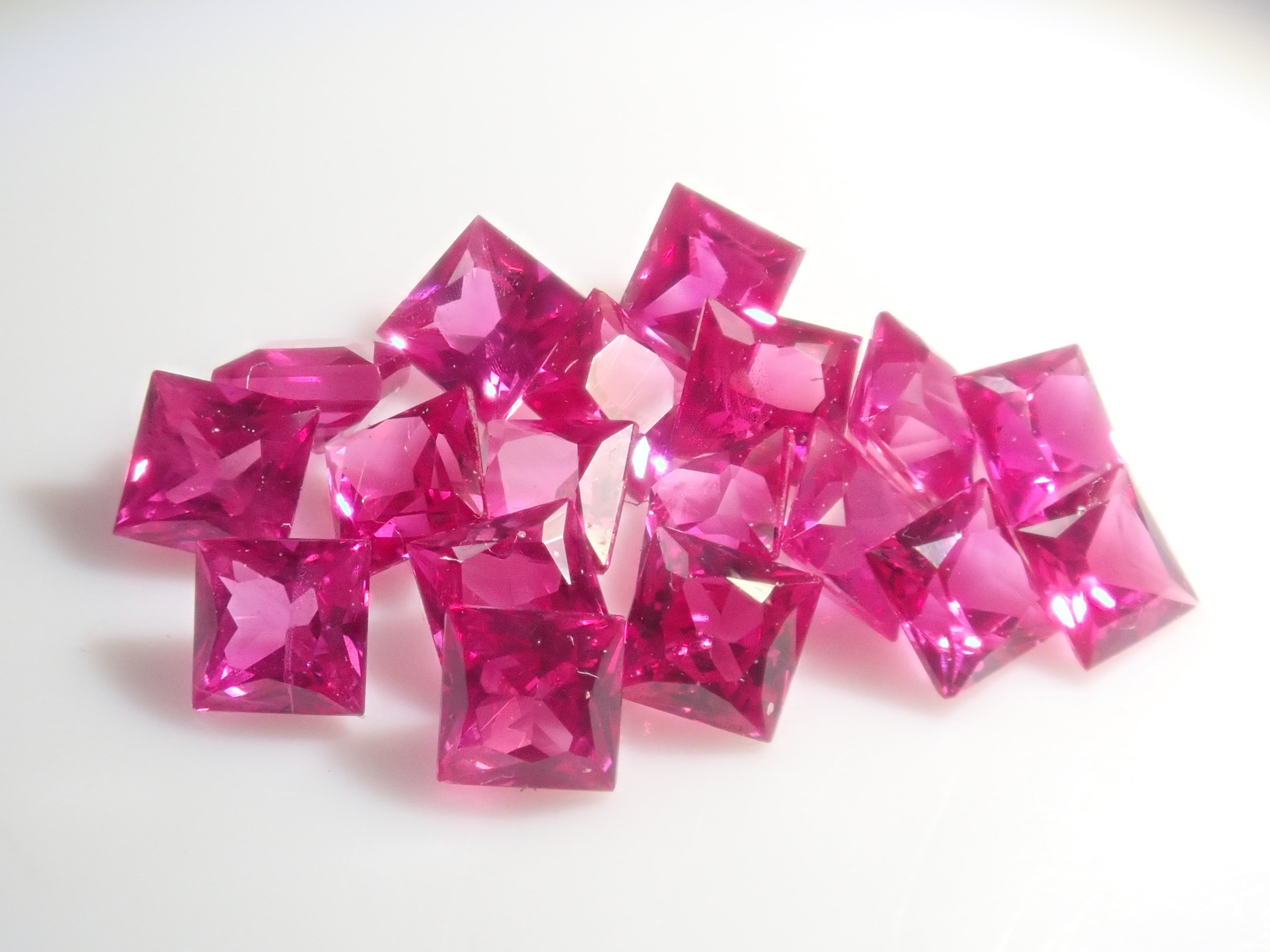 Limited to 18 stones: Mozambique ruby ​​(princess cut, 2.3-2.5mm) Multiple purchase discounts available