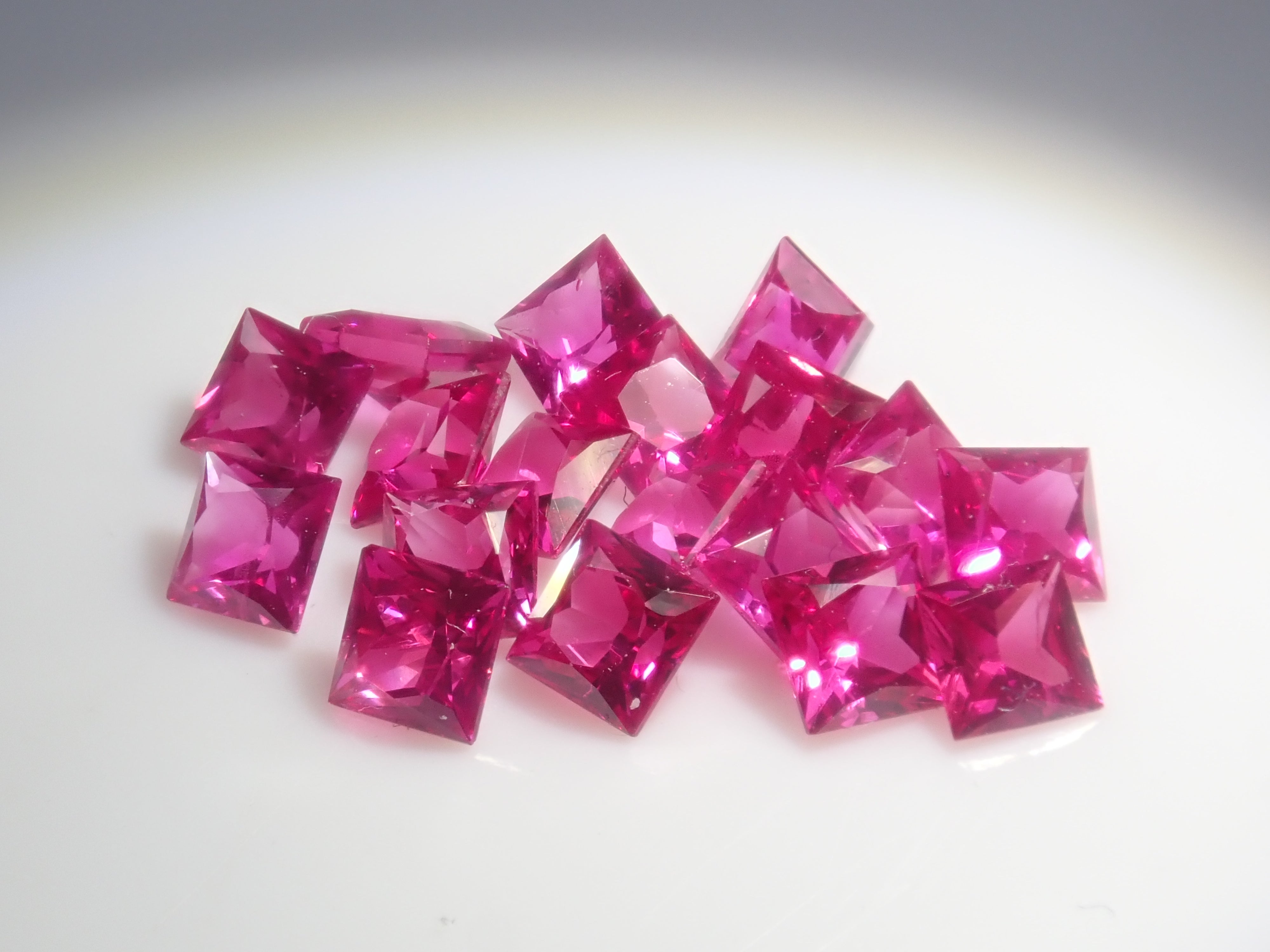 Limited to 18 stones: Mozambique ruby ​​(princess cut, 2.3-2.5mm) Multiple purchase discounts available