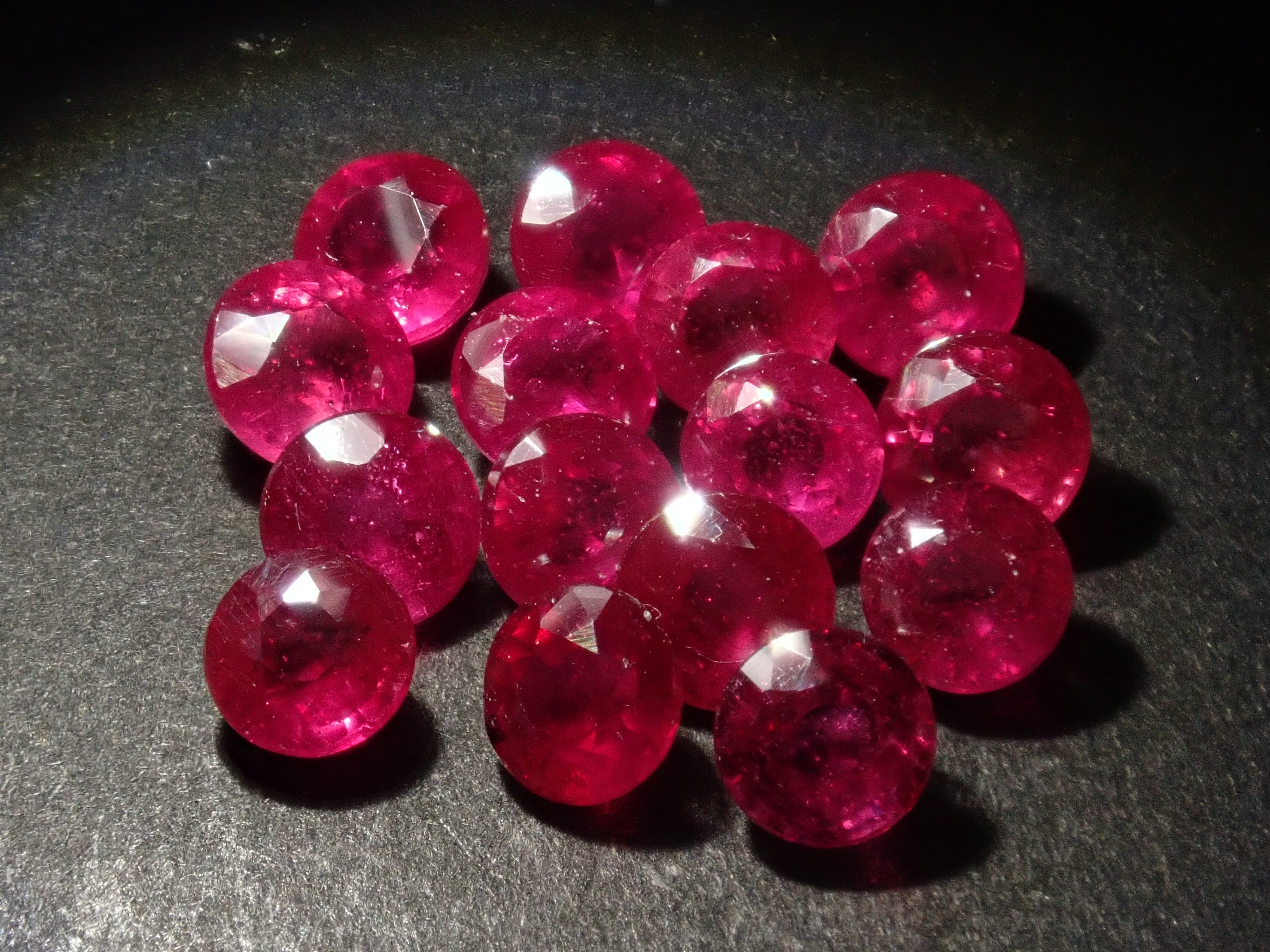 Limited quantity: 1 impregnated ruby ​​loose (4mm, round cut, identification instructions included) Multiple purchase discounts available