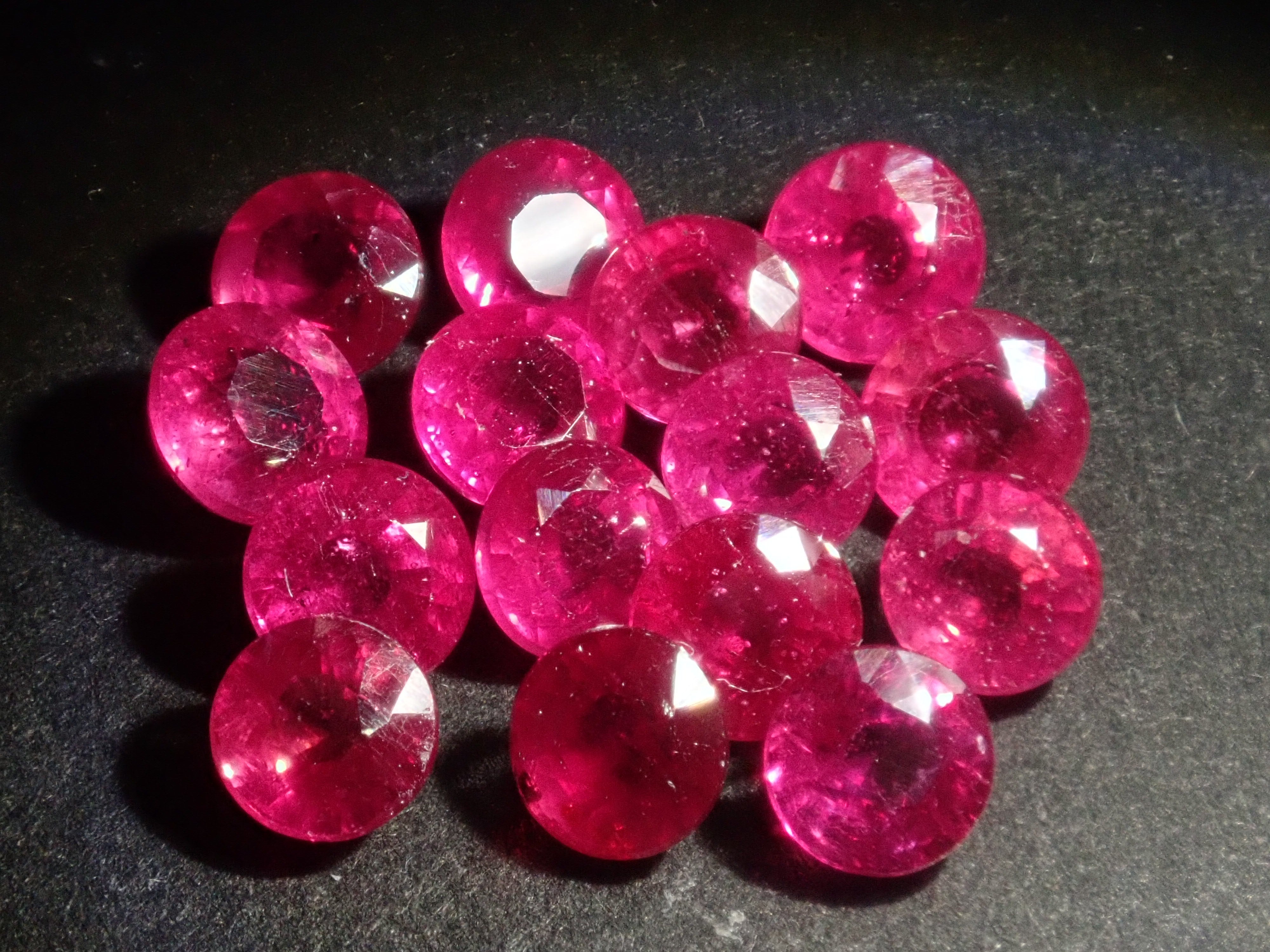 Limited quantity: 1 impregnated ruby ​​loose (4mm, round cut, identification instructions included) Multiple purchase discounts available