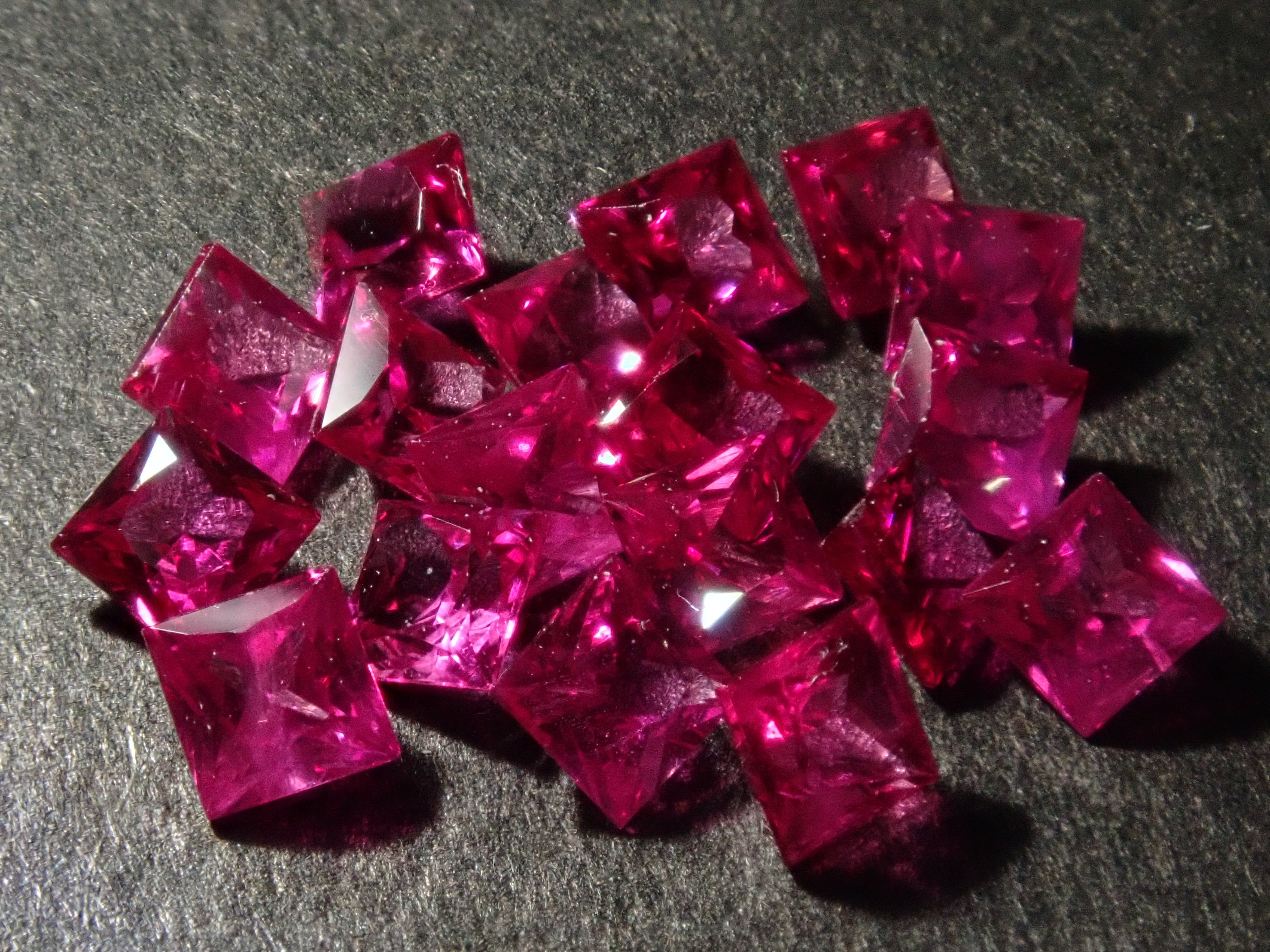 Limited to 18 stones: Mozambique ruby ​​(princess cut, 2.3-2.5mm) Multiple purchase discounts available