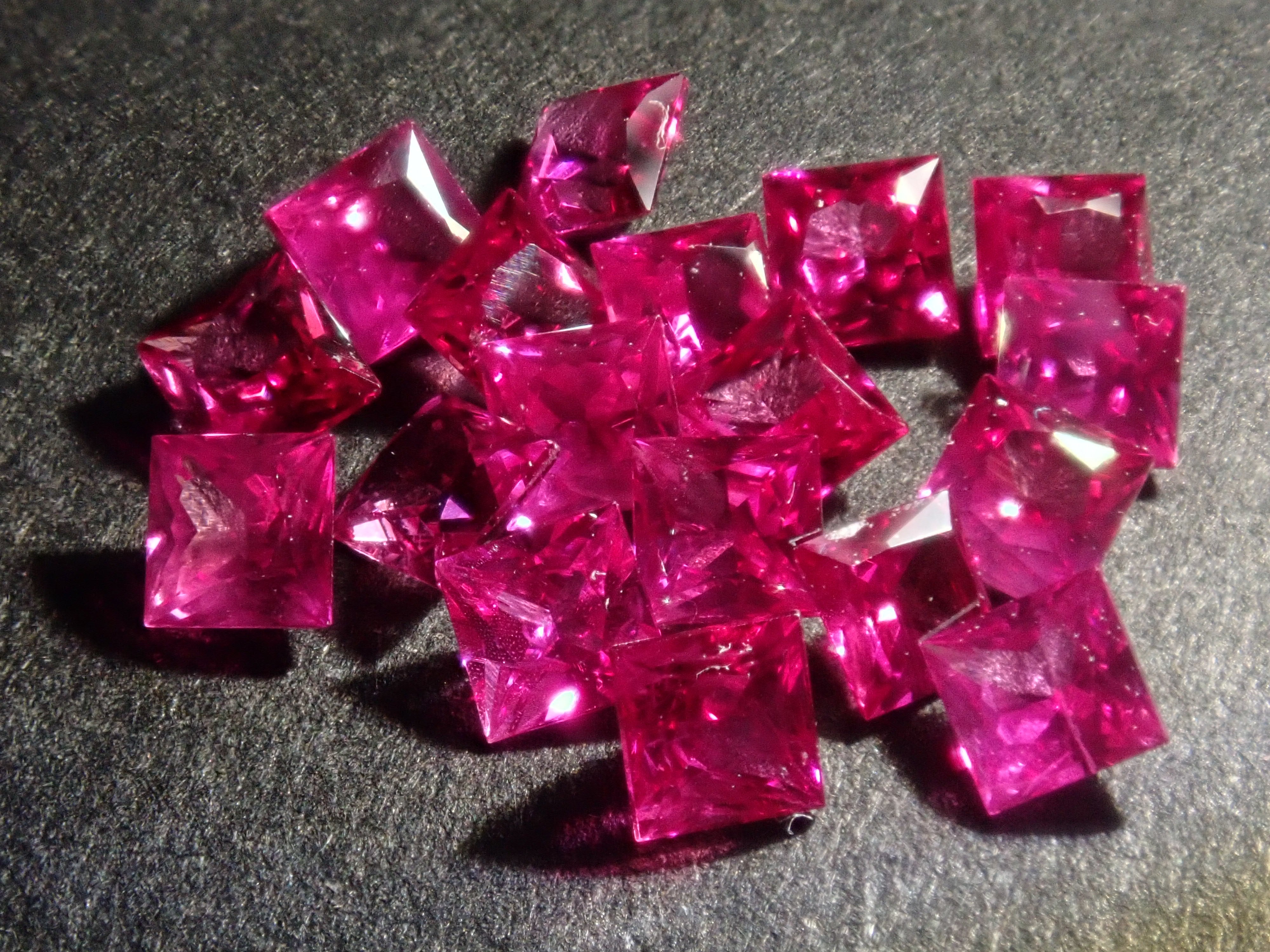 Limited to 18 stones: Mozambique ruby ​​(princess cut, 2.3-2.5mm) Multiple purchase discounts available