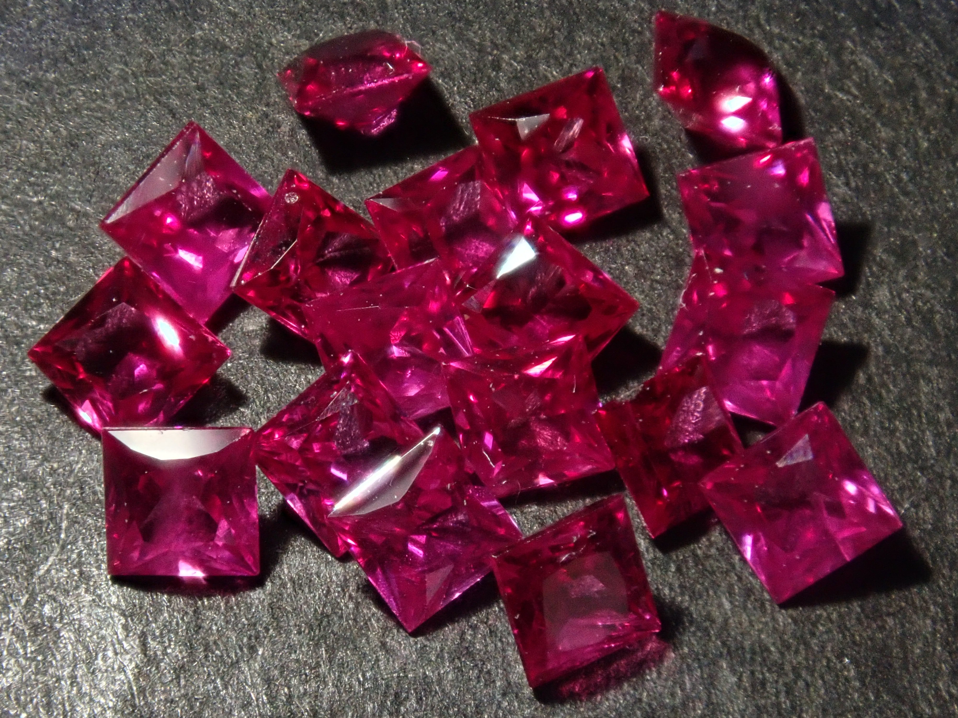 Limited to 18 stones: Mozambique ruby ​​(princess cut, 2.3-2.5mm) Multiple purchase discounts available