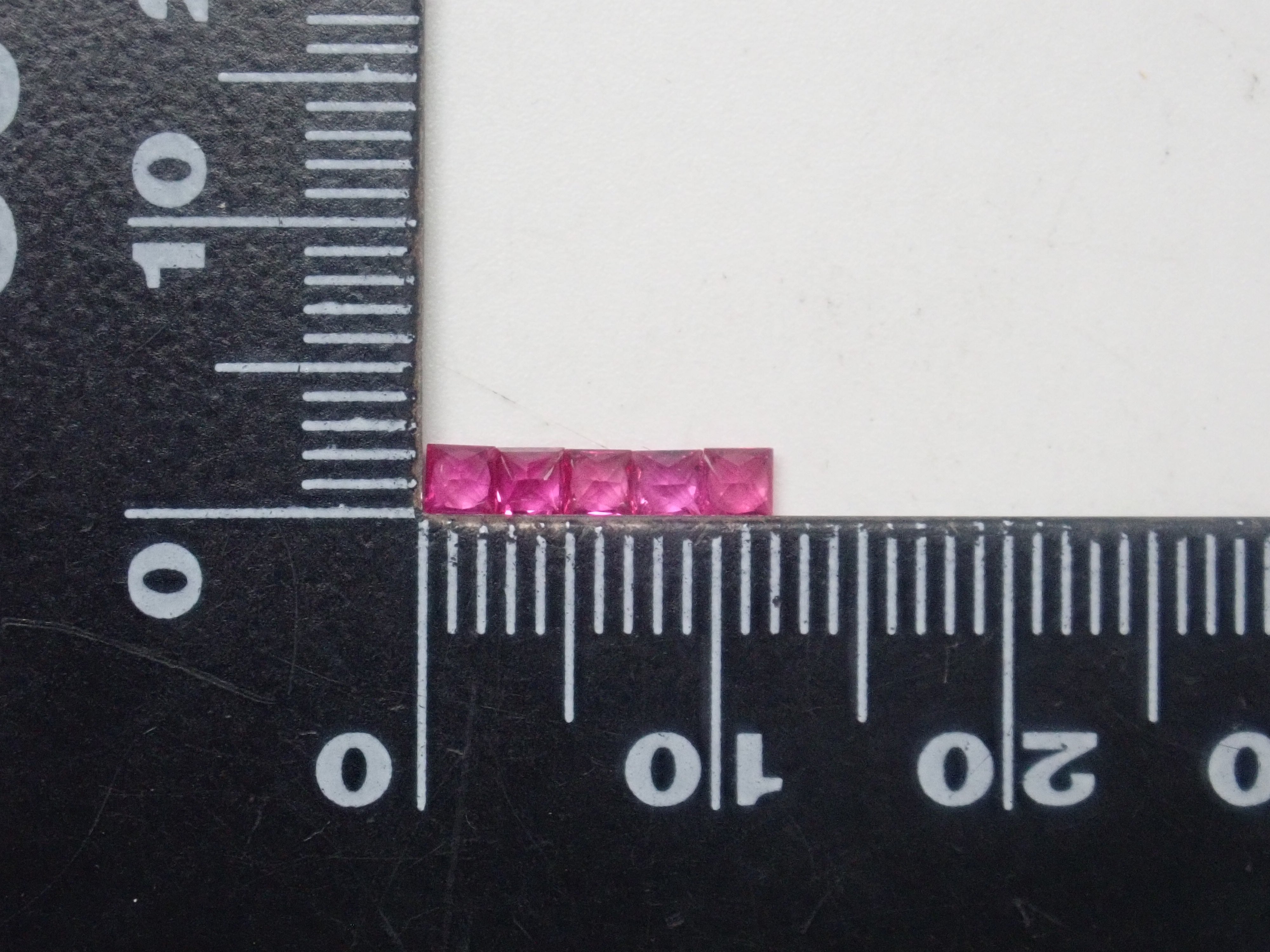 Limited to 18 stones: Mozambique ruby ​​(princess cut, 2.3-2.5mm) Multiple purchase discounts available