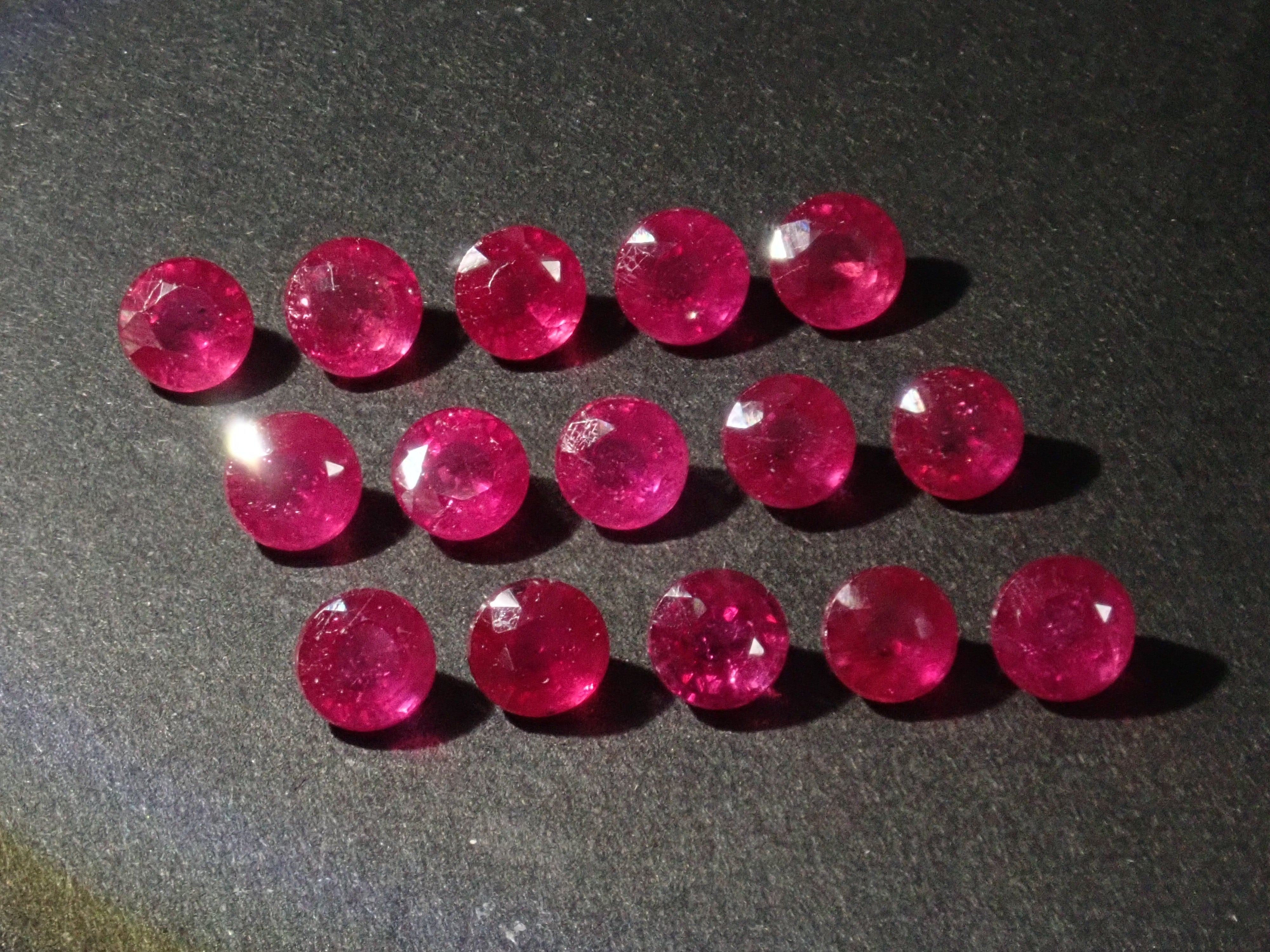 Limited quantity: 1 impregnated ruby ​​loose (4mm, round cut, identification instructions included) Multiple purchase discounts available