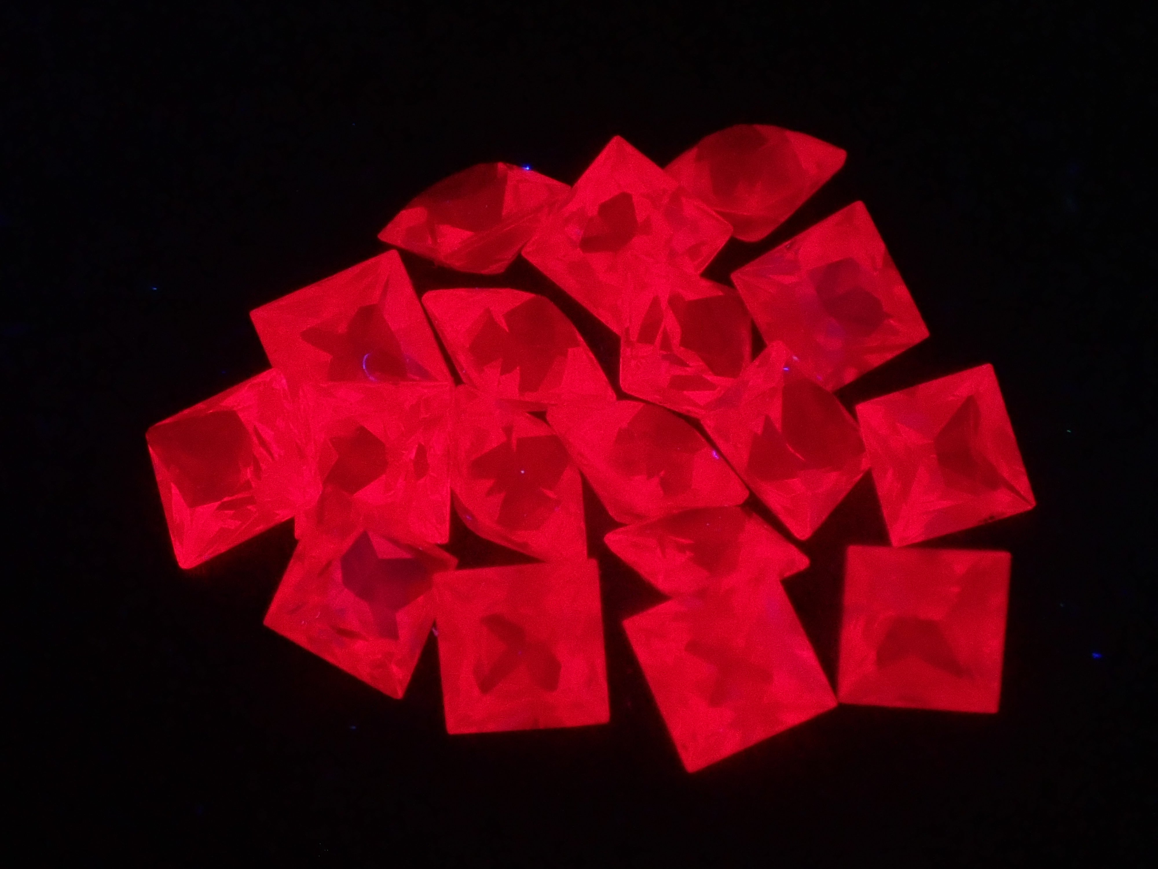 Limited to 18 stones: Mozambique ruby ​​(princess cut, 2.3-2.5mm) Multiple purchase discounts available