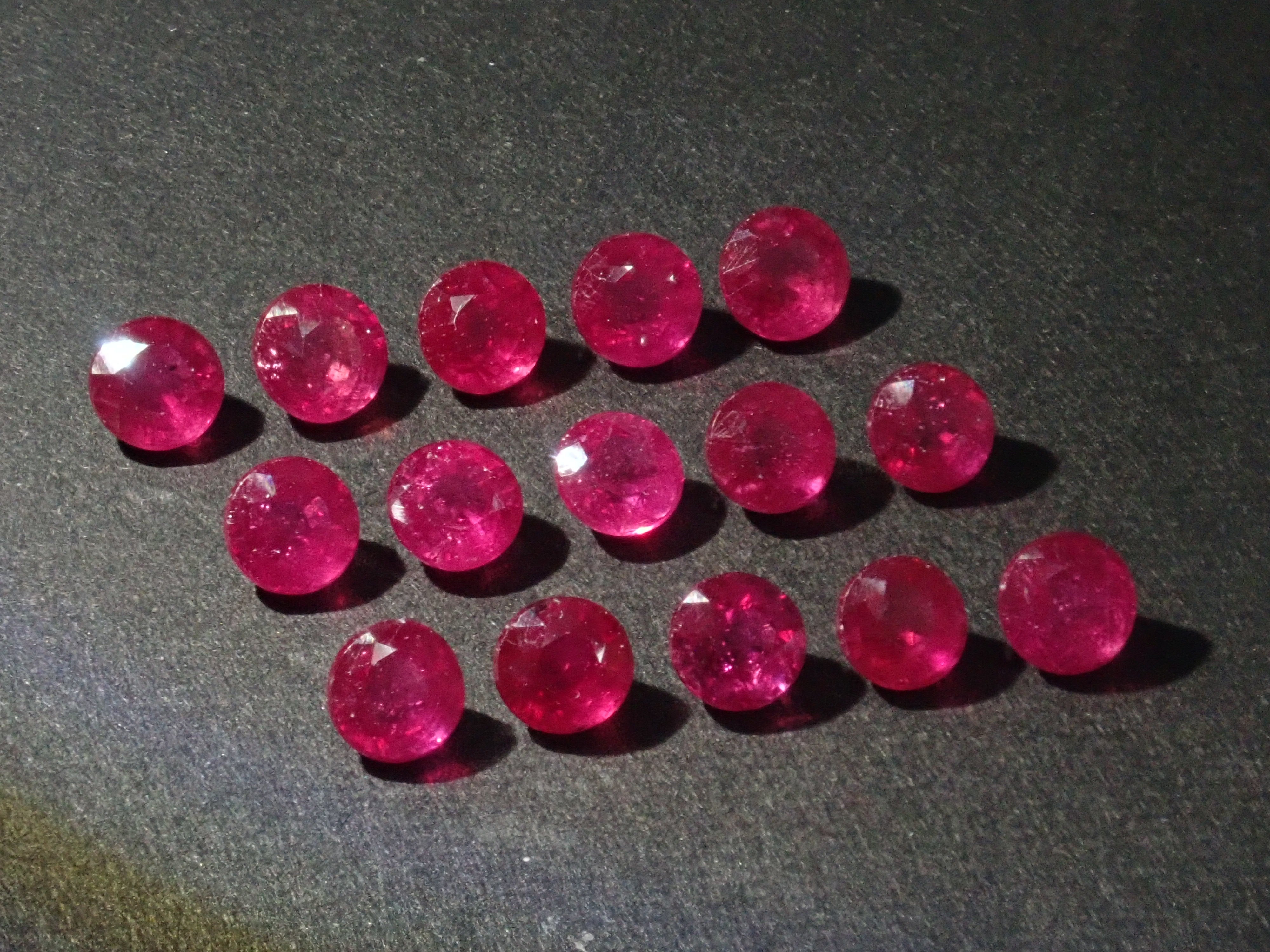 Limited quantity: 1 impregnated ruby ​​loose (4mm, round cut, identification instructions included) Multiple purchase discounts available