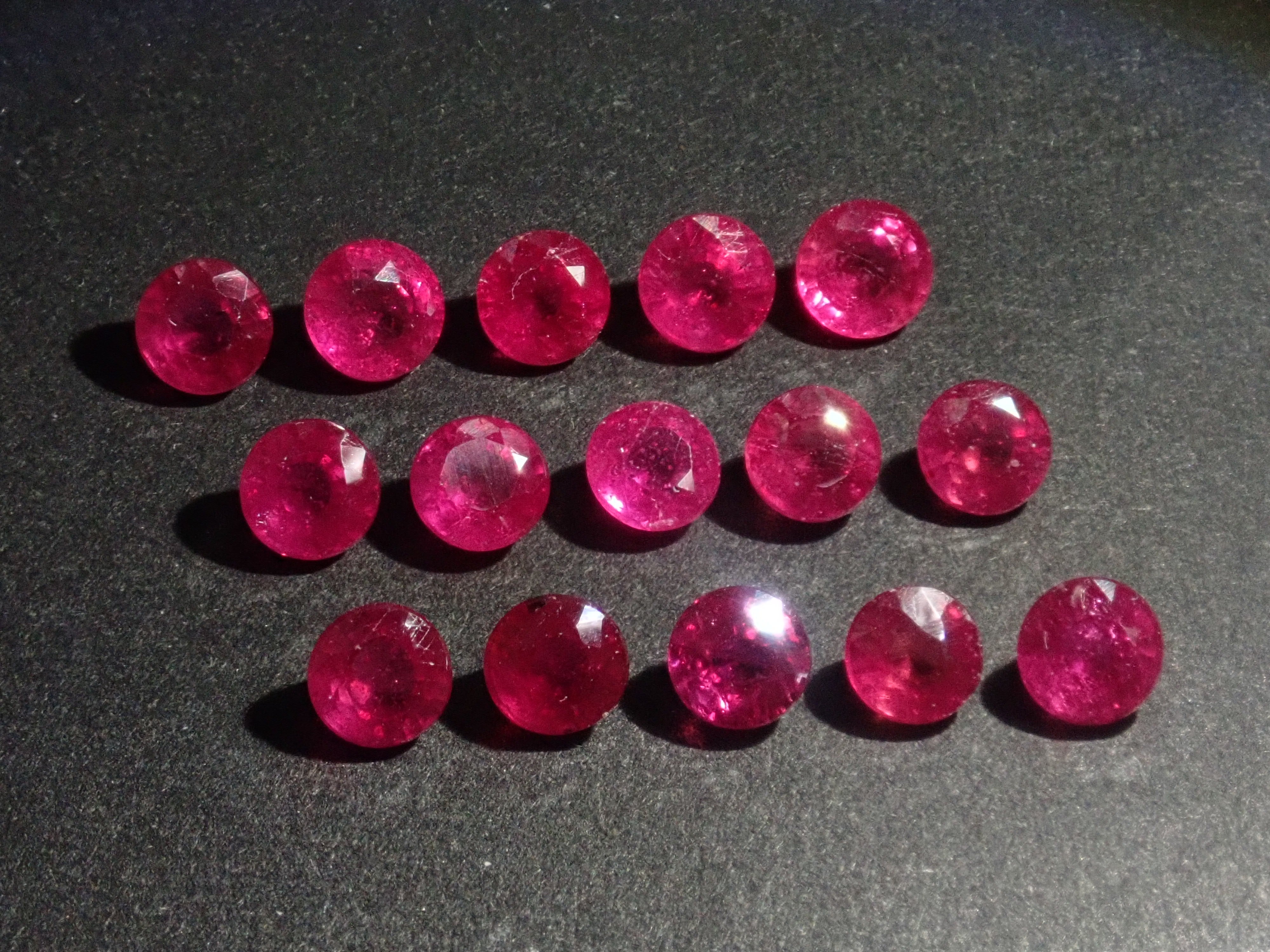 Limited quantity: 1 impregnated ruby ​​loose (4mm, round cut, identification instructions included) Multiple purchase discounts available