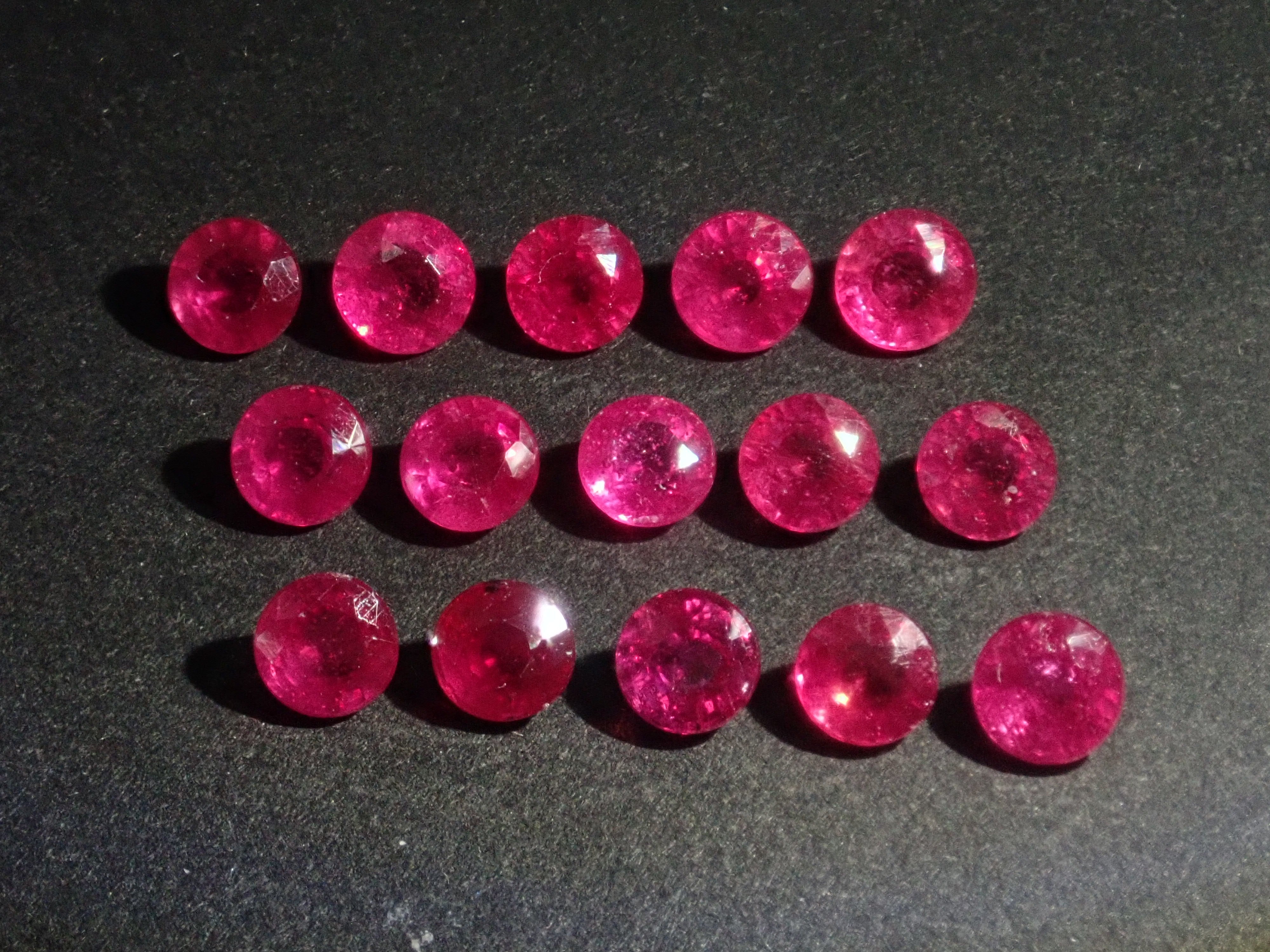 Limited quantity: 1 impregnated ruby ​​loose (4mm, round cut, identification instructions included) Multiple purchase discounts available