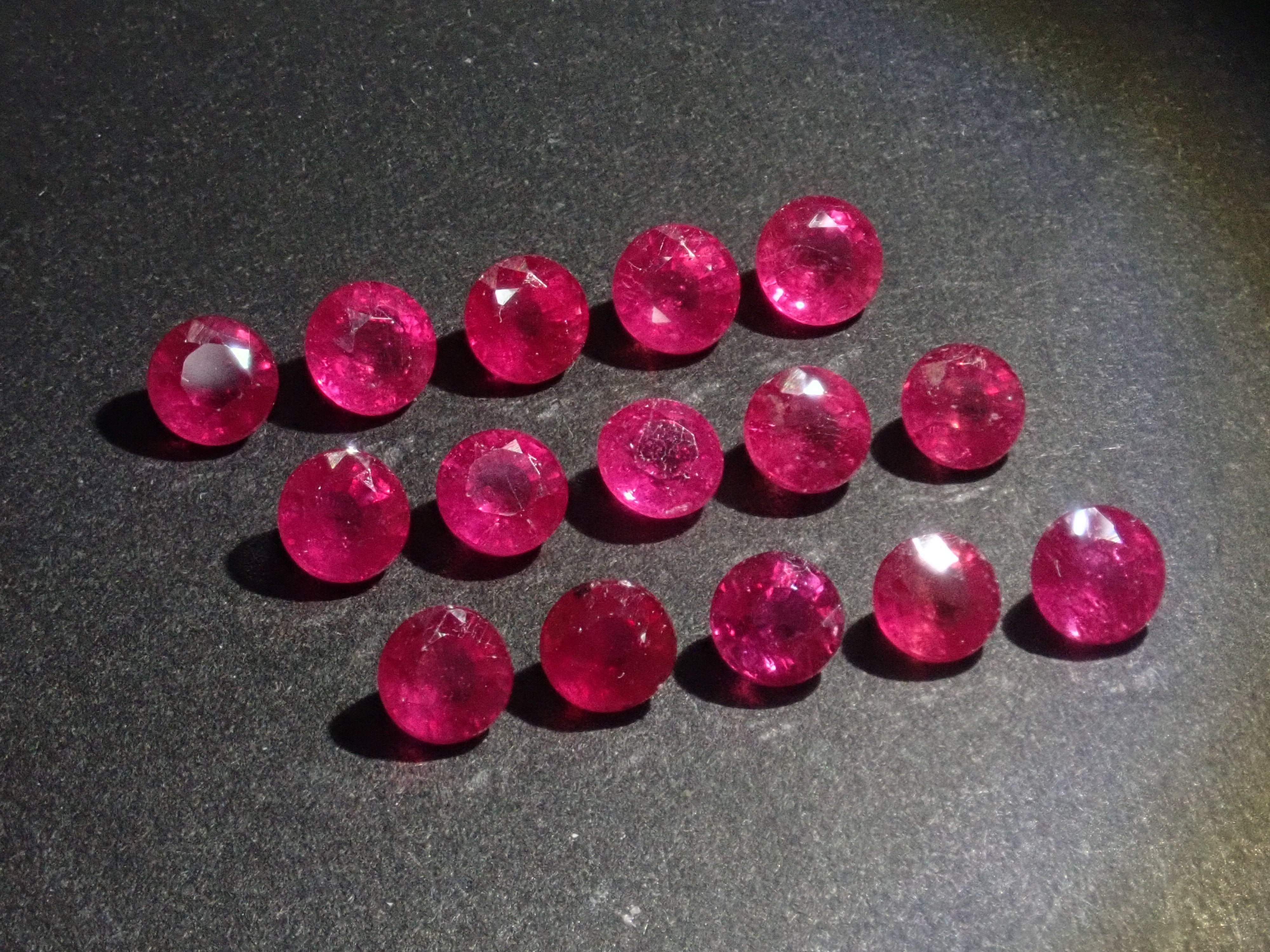 Limited quantity: 1 impregnated ruby ​​loose (4mm, round cut, identification instructions included) Multiple purchase discounts available