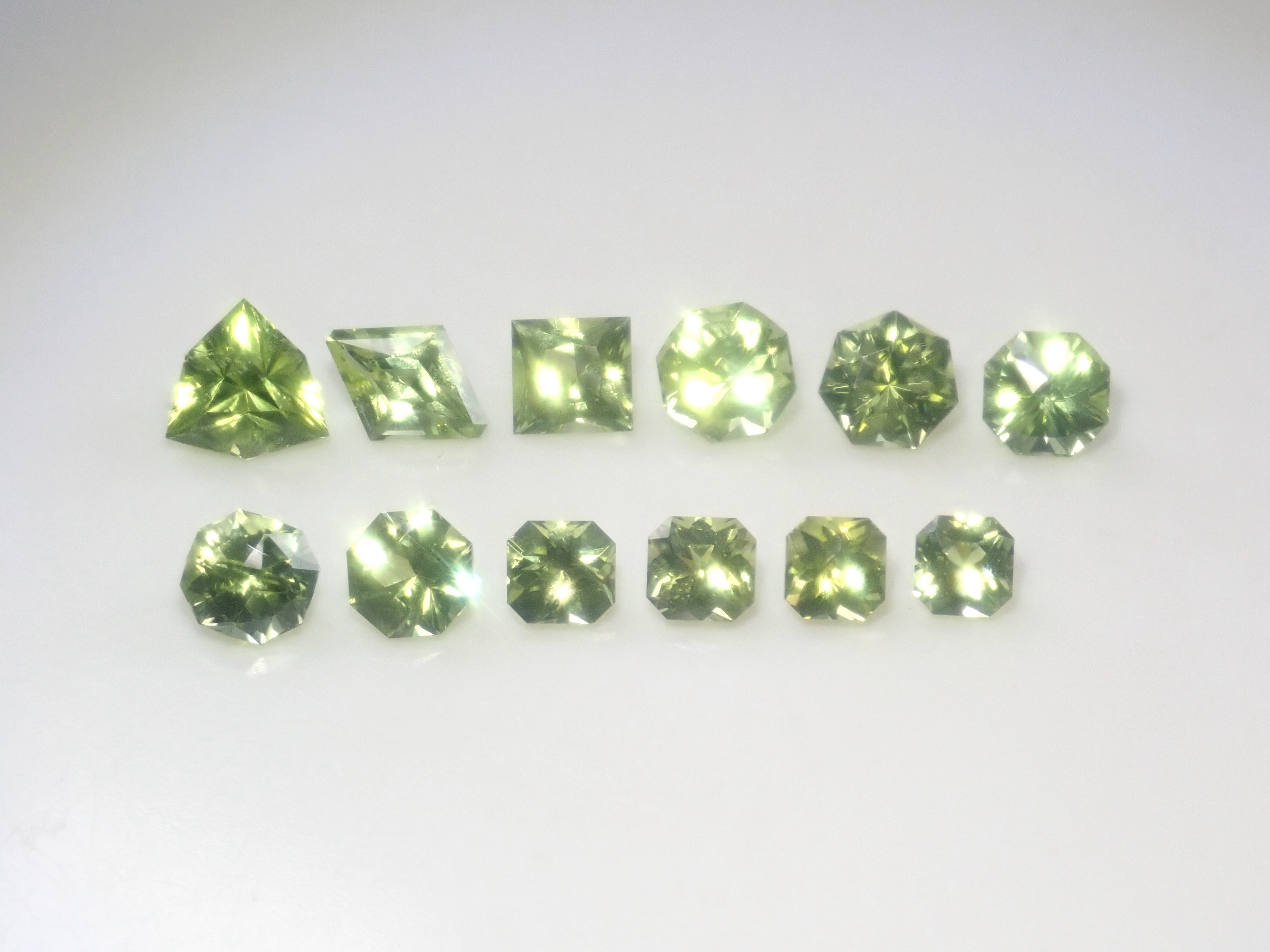 [7/ 22:00 Release] Limited to 15 Stones: Parasitic Peridot Gacha (Multiple Purchase Discount Available)