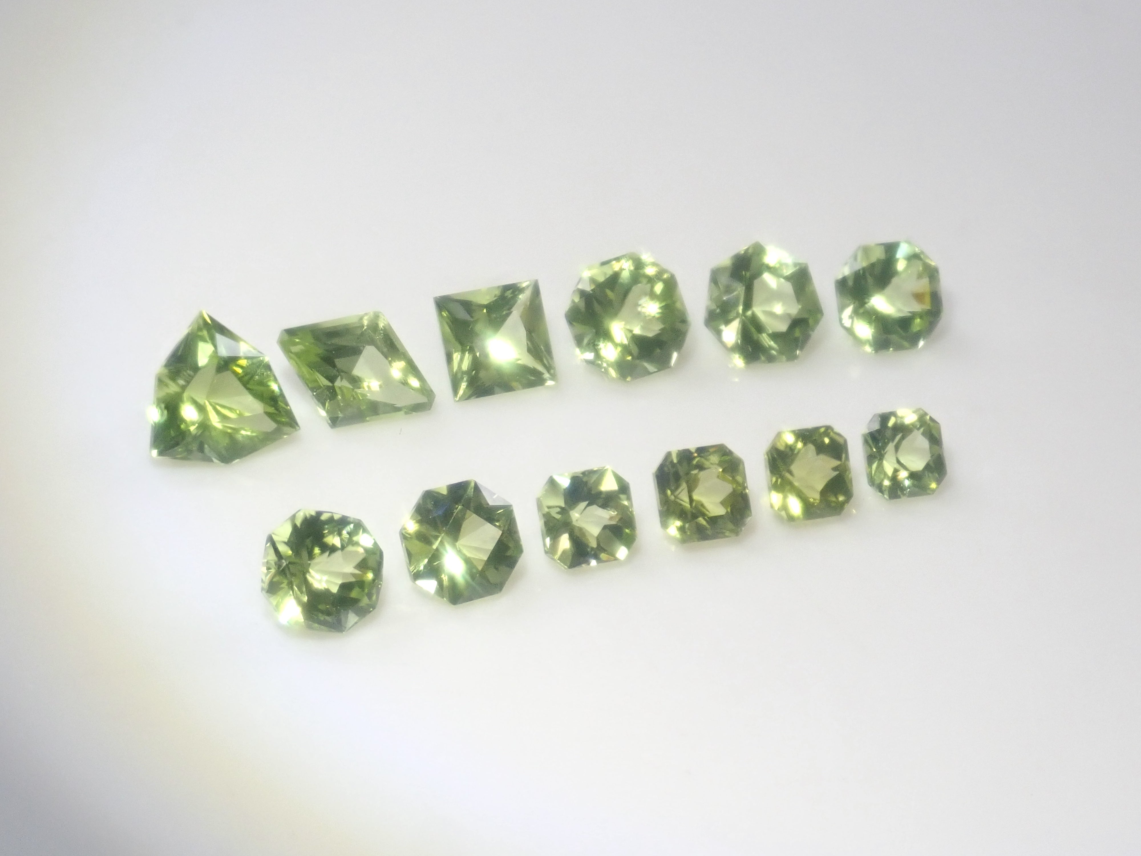 [7/ 22:00 Release] Limited to 15 Stones: Parasitic Peridot Gacha (Multiple Purchase Discount Available)