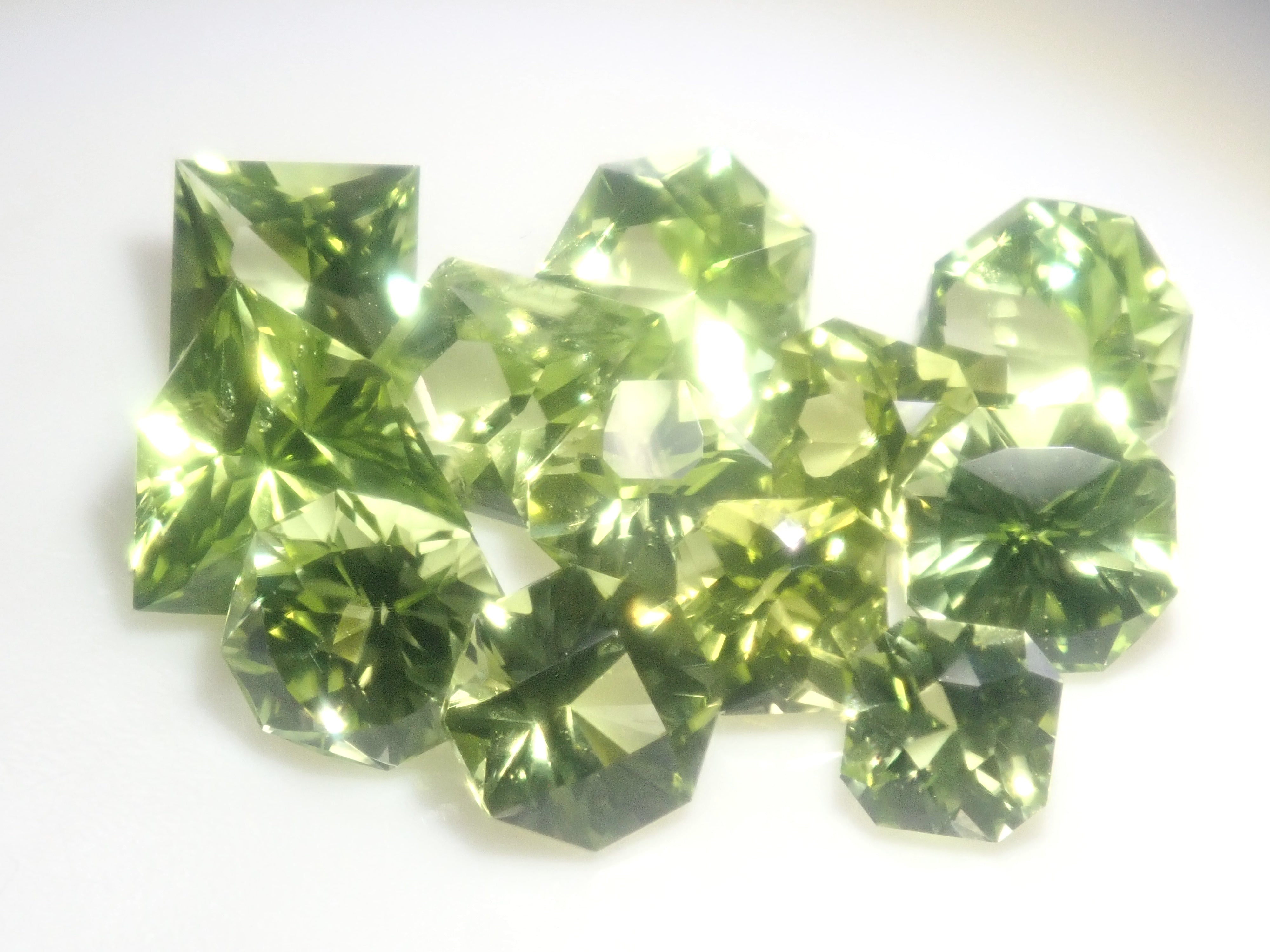 [7/ 22:00 Release] Limited to 15 Stones: Parasitic Peridot Gacha (Multiple Purchase Discount Available)