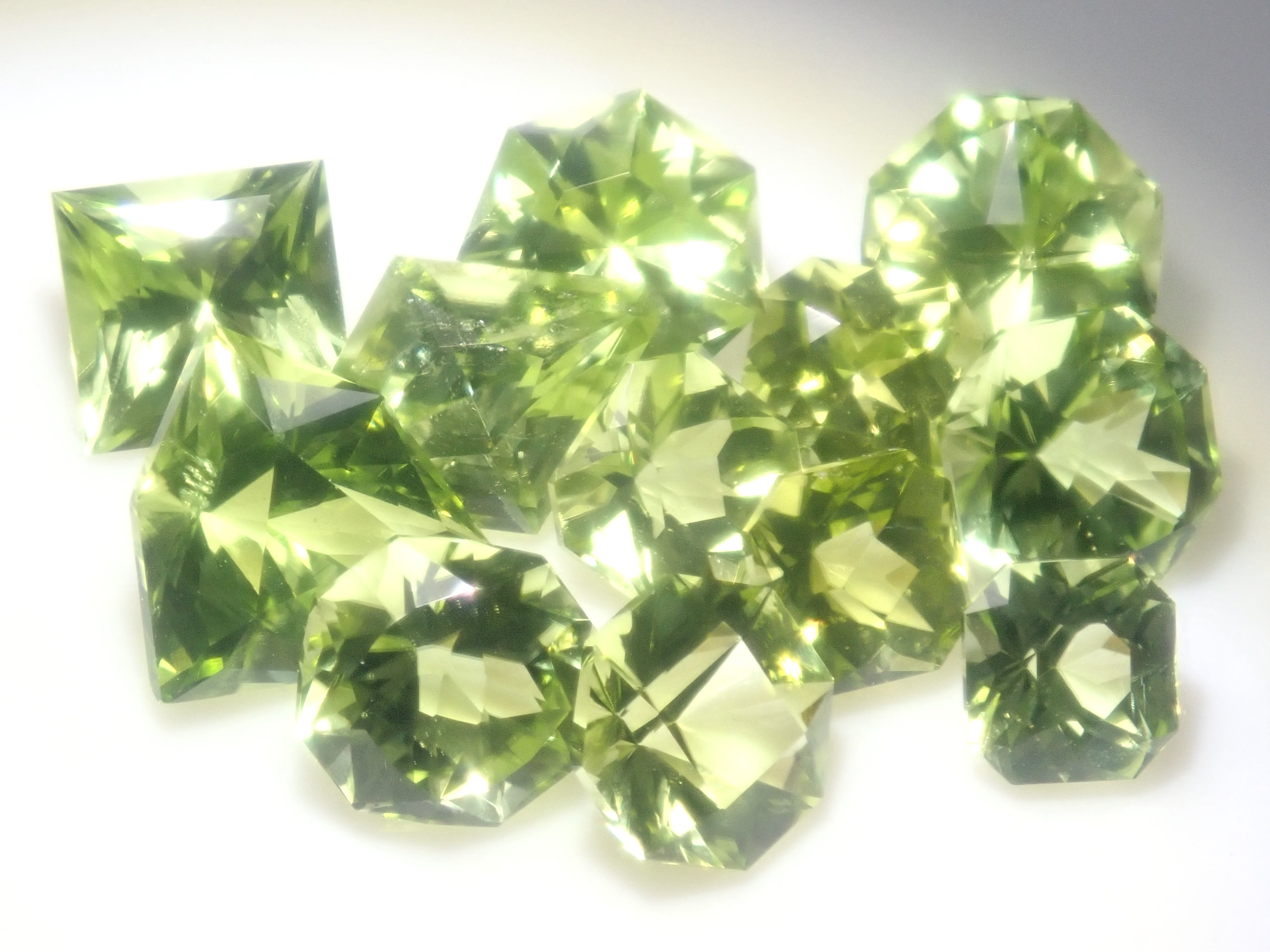 [7/ 22:00 Release] Limited to 15 Stones: Parasitic Peridot Gacha (Multiple Purchase Discount Available)
