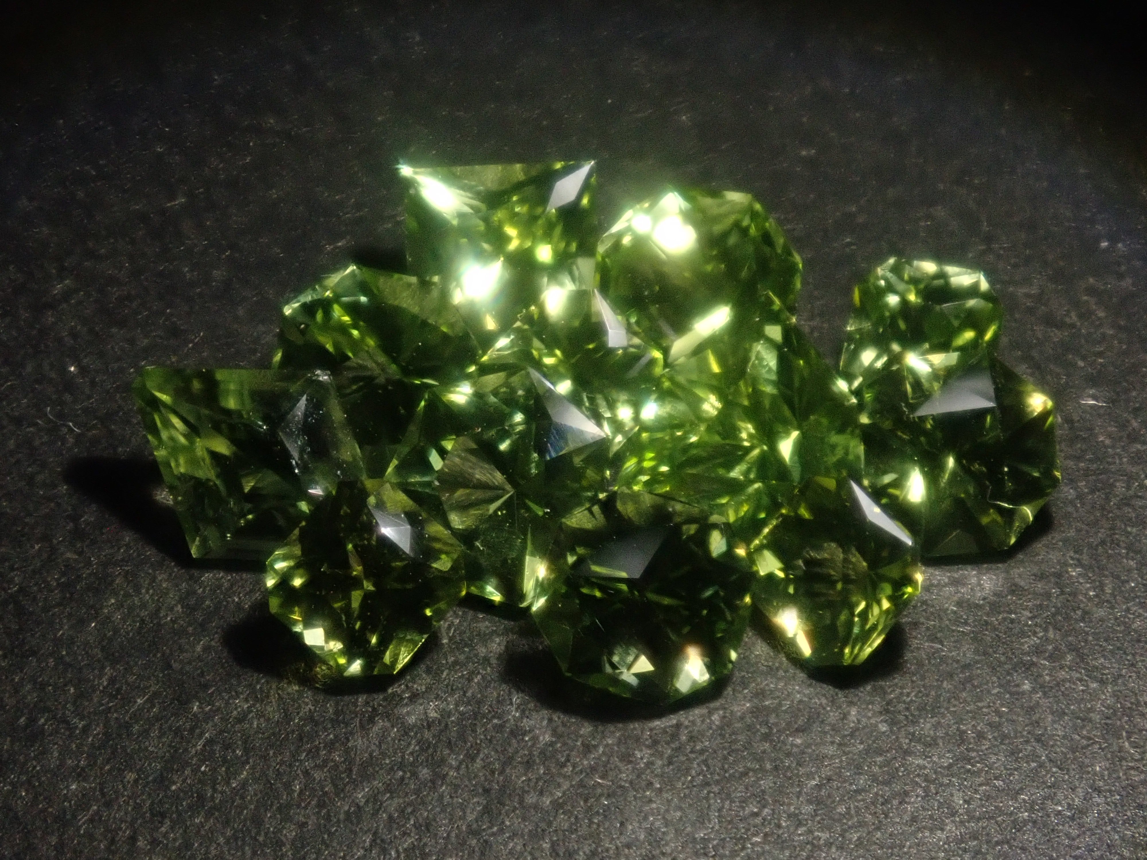 [7/ 22:00 Release] Limited to 15 Stones: Parasitic Peridot Gacha (Multiple Purchase Discount Available)
