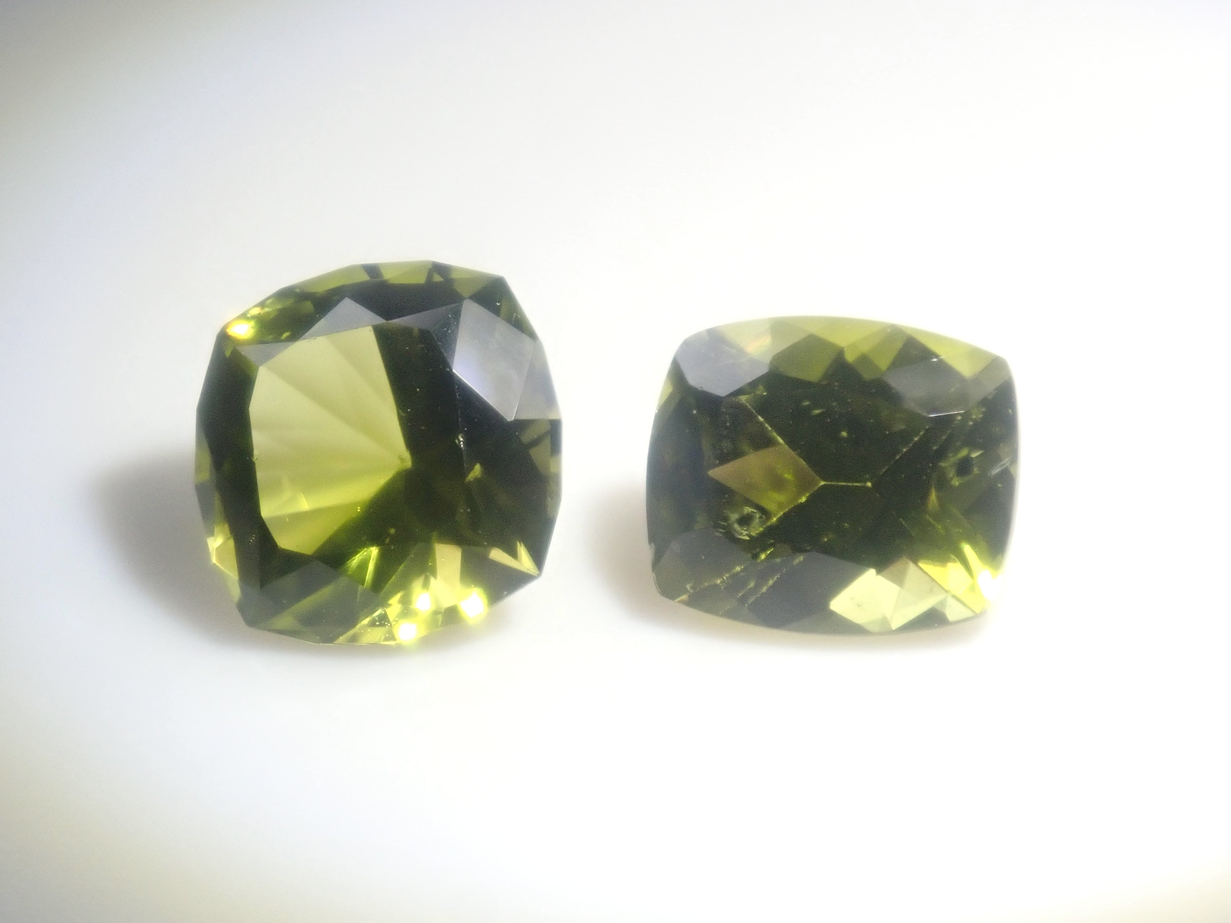 [7/ 22:00 Release] Limited to 15 Stones: Parasitic Peridot Gacha (Multiple Purchase Discount Available)