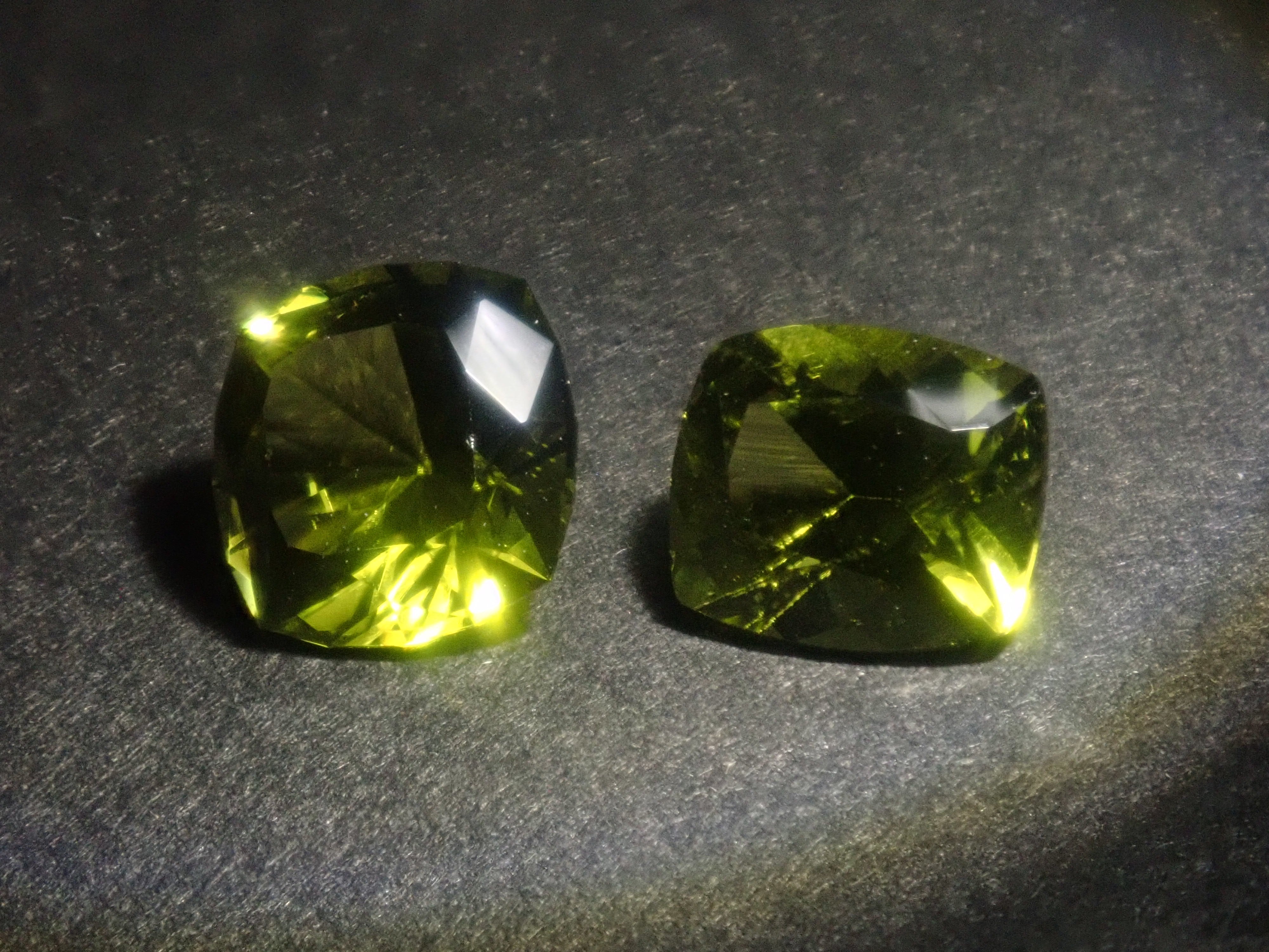 [7/ 22:00 Release] Limited to 15 Stones: Parasitic Peridot Gacha (Multiple Purchase Discount Available)