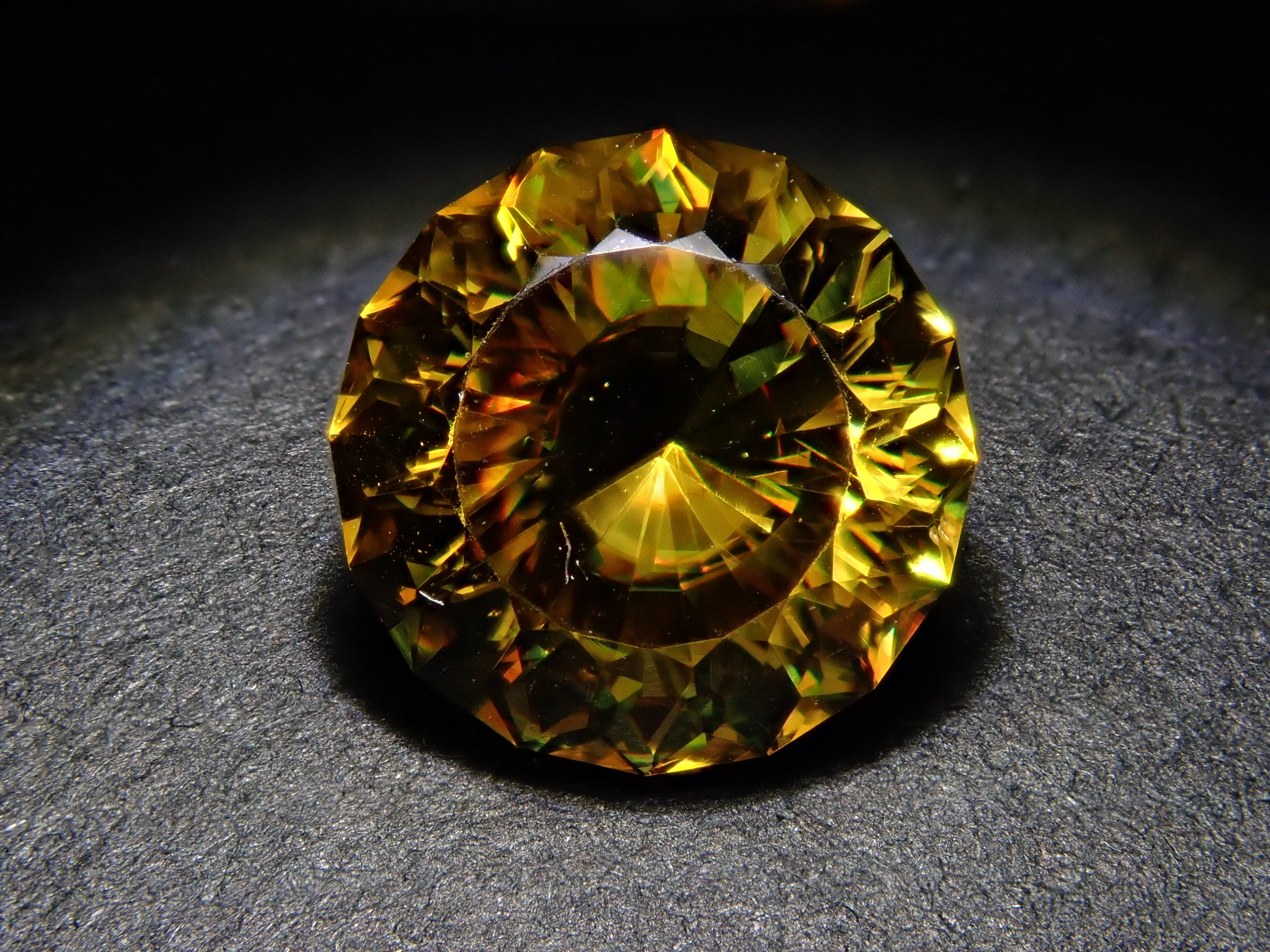 【1/23 22時販売】ジンバブエ産スフェーン 7.0mm/1.661ctルース