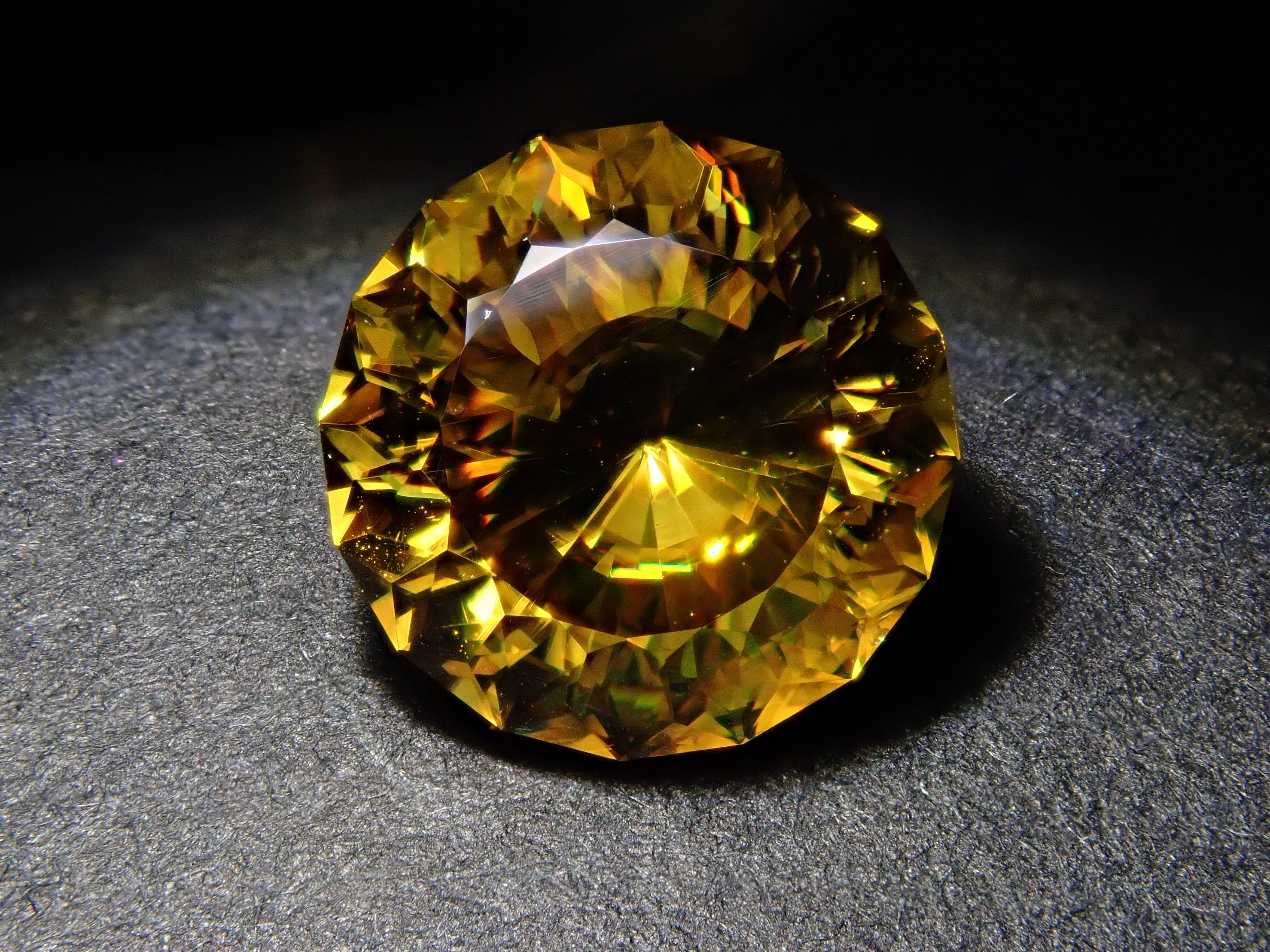 【1/23 22時販売】ジンバブエ産スフェーン 7.0mm/1.661ctルース