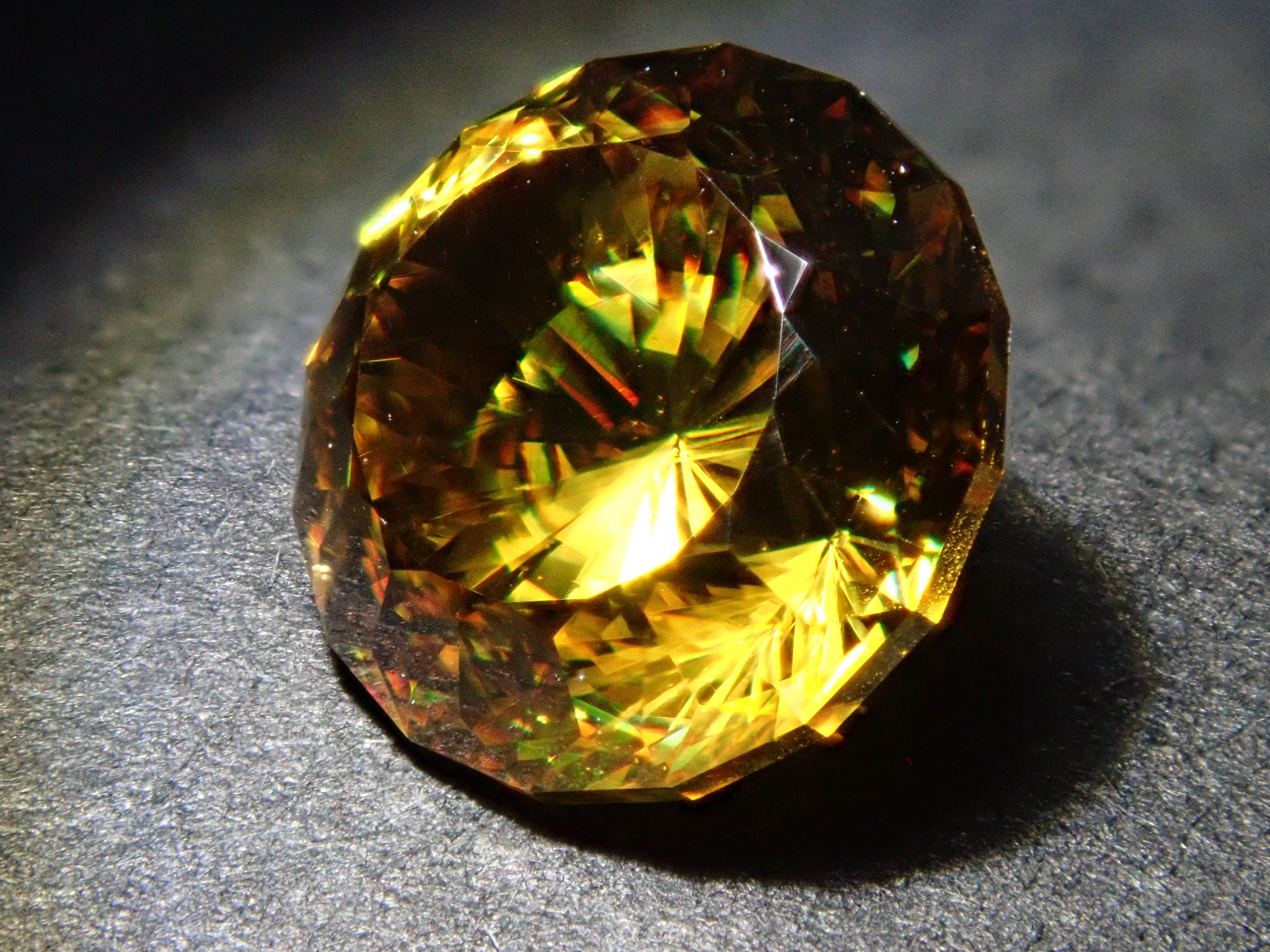 【1/23 22時販売】ジンバブエ産スフェーン 7.0mm/1.661ctルース