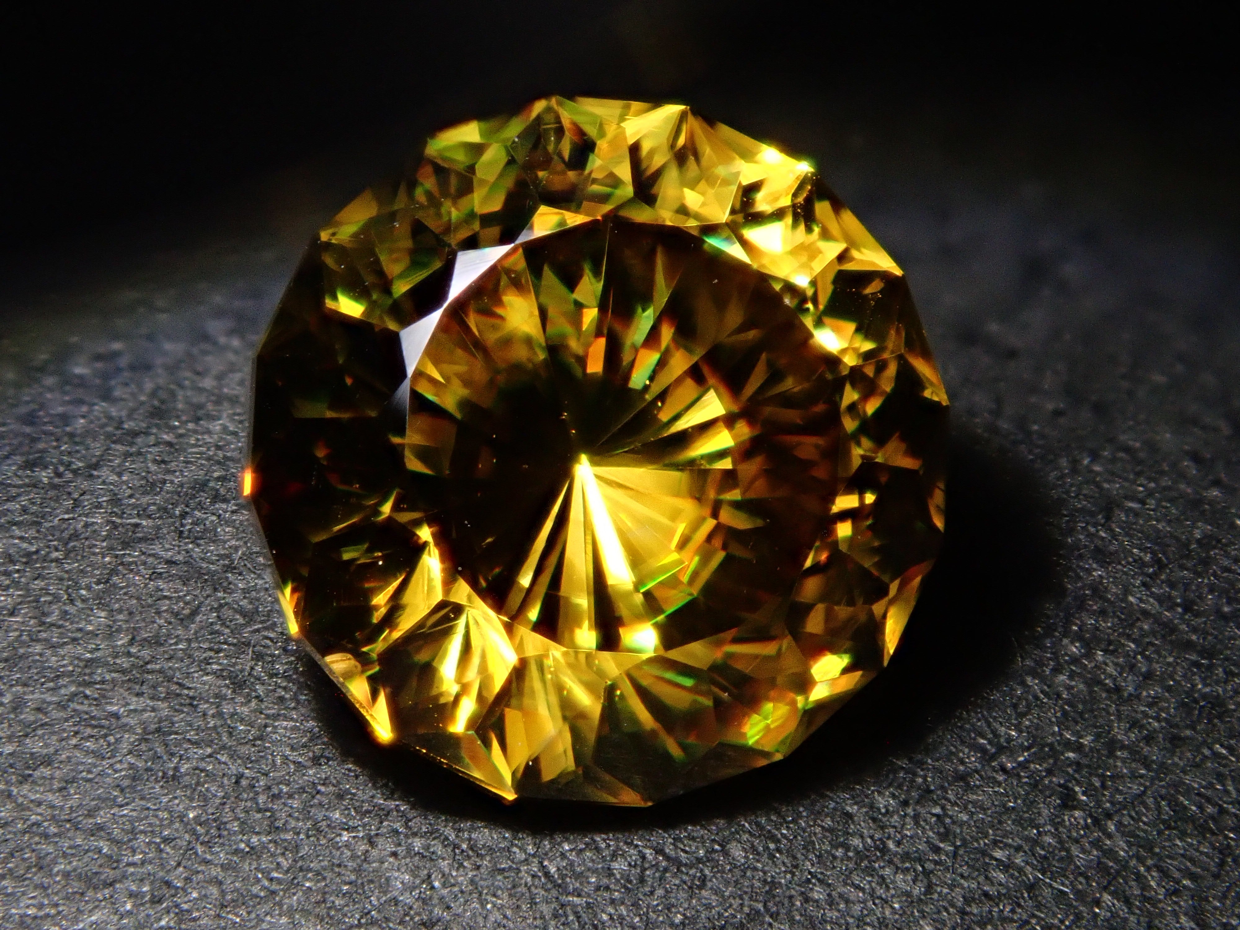 【1/23 22時販売】ジンバブエ産スフェーン 7.0mm/1.661ctルース