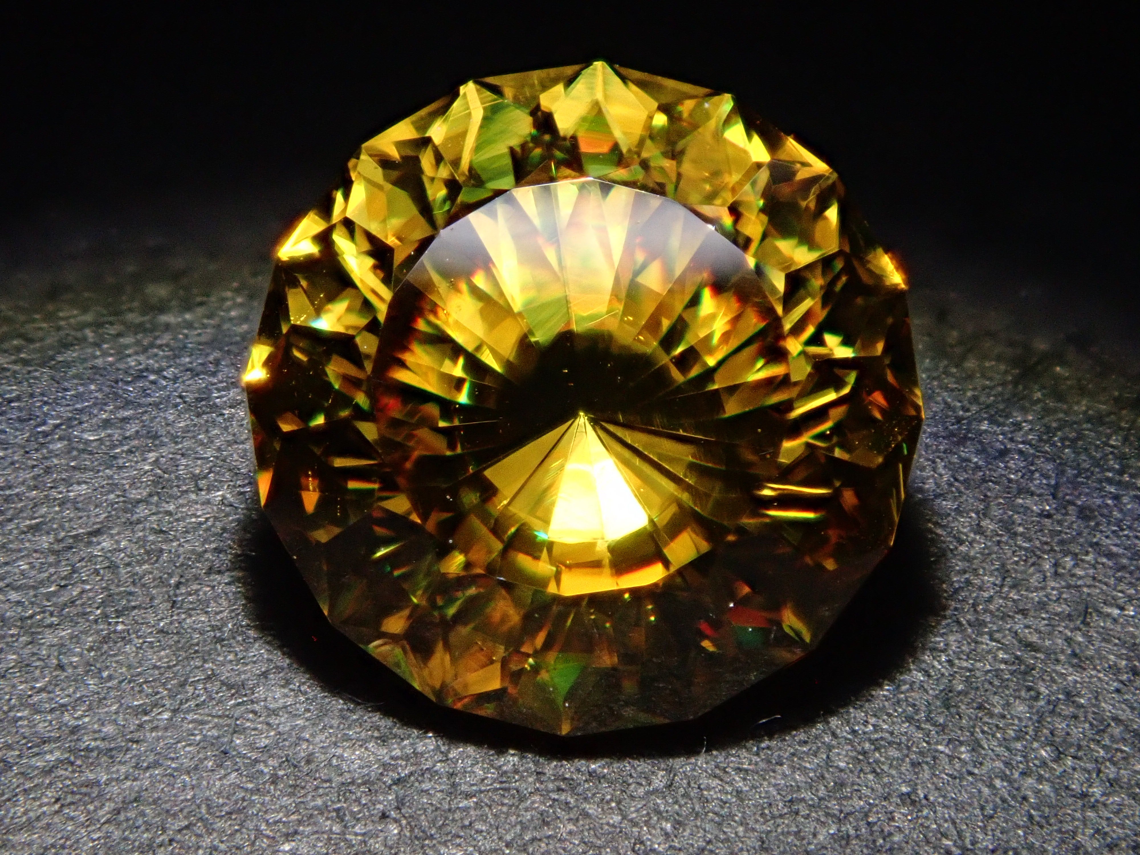 【1/23 22時販売】ジンバブエ産スフェーン 7.0mm/1.661ctルース