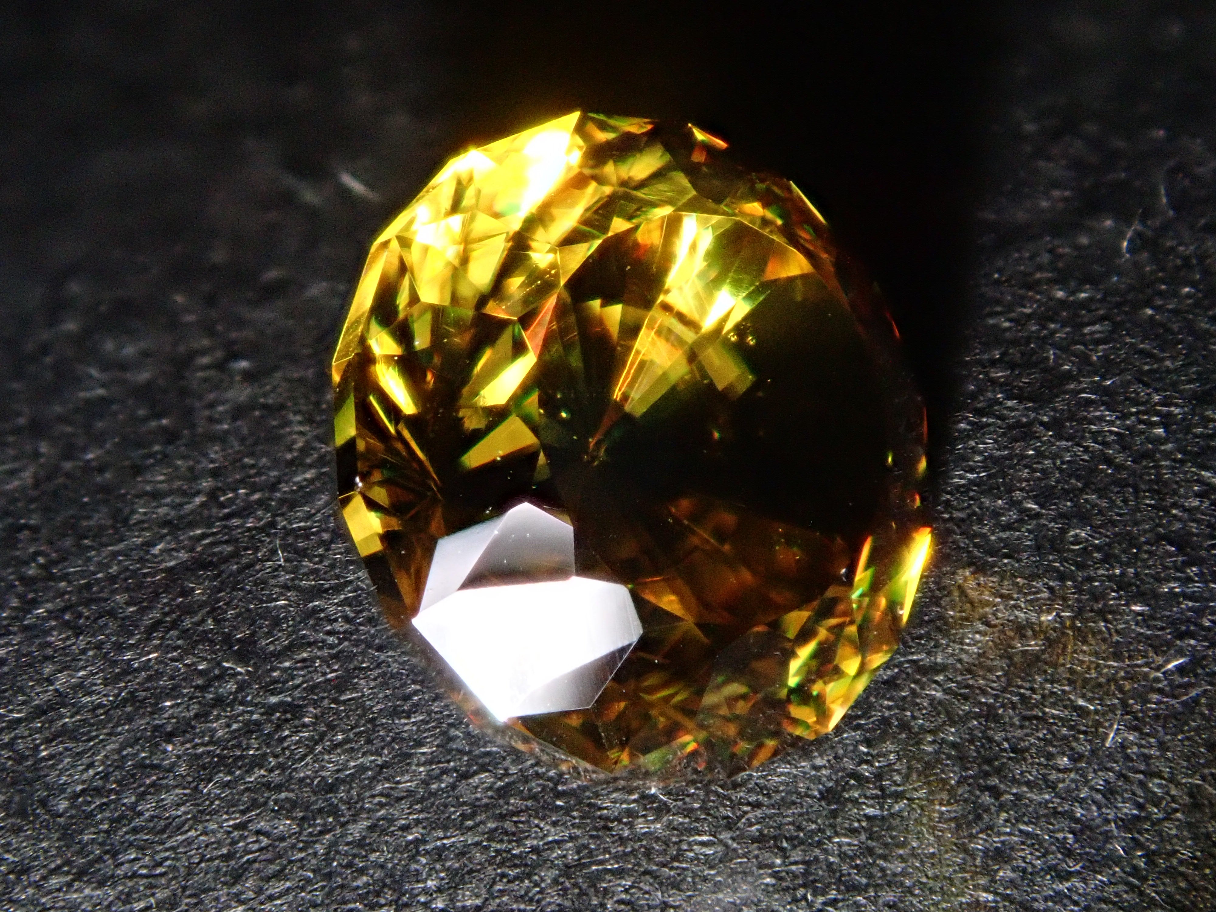 【1/23 22時販売】ジンバブエ産スフェーン 7.0mm/1.661ctルース