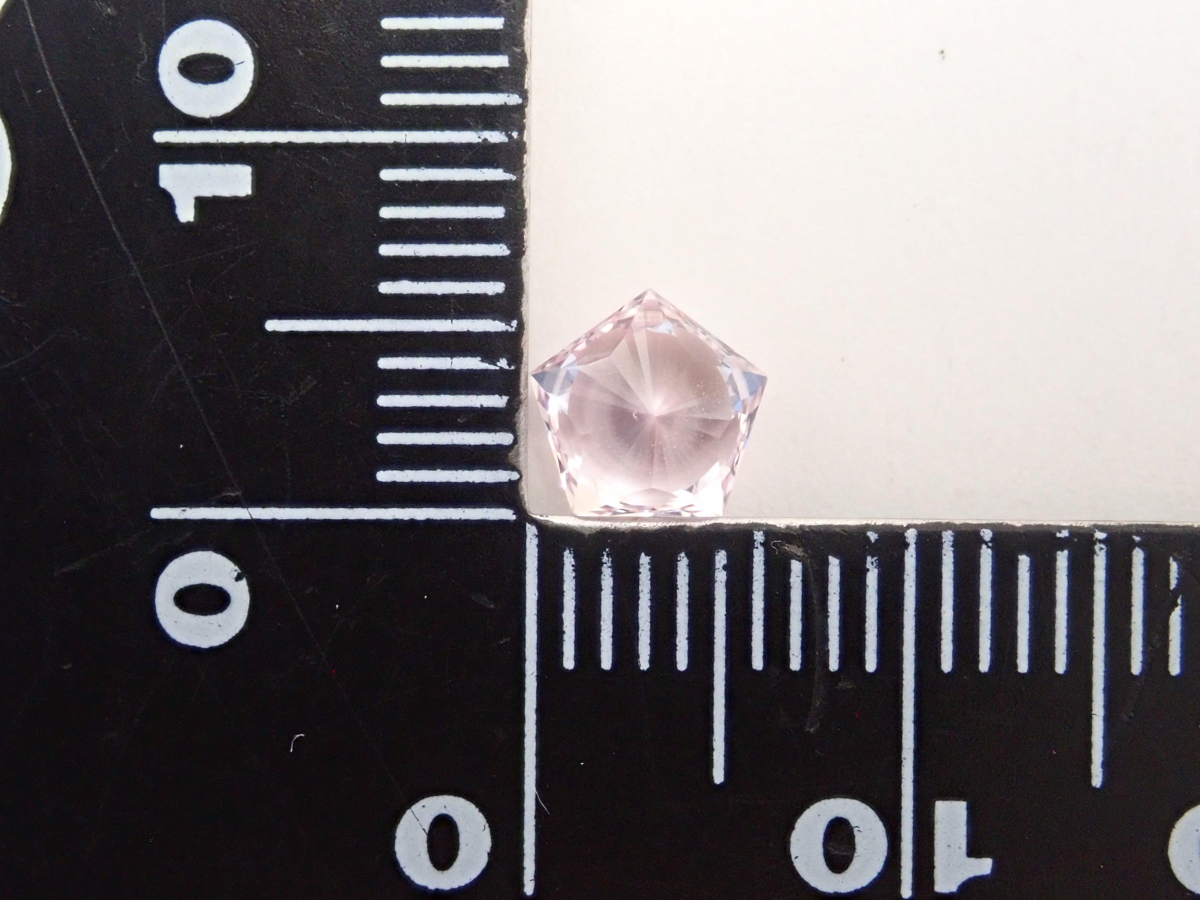 アフガニスタン産クンツァイト 0.971ctルース