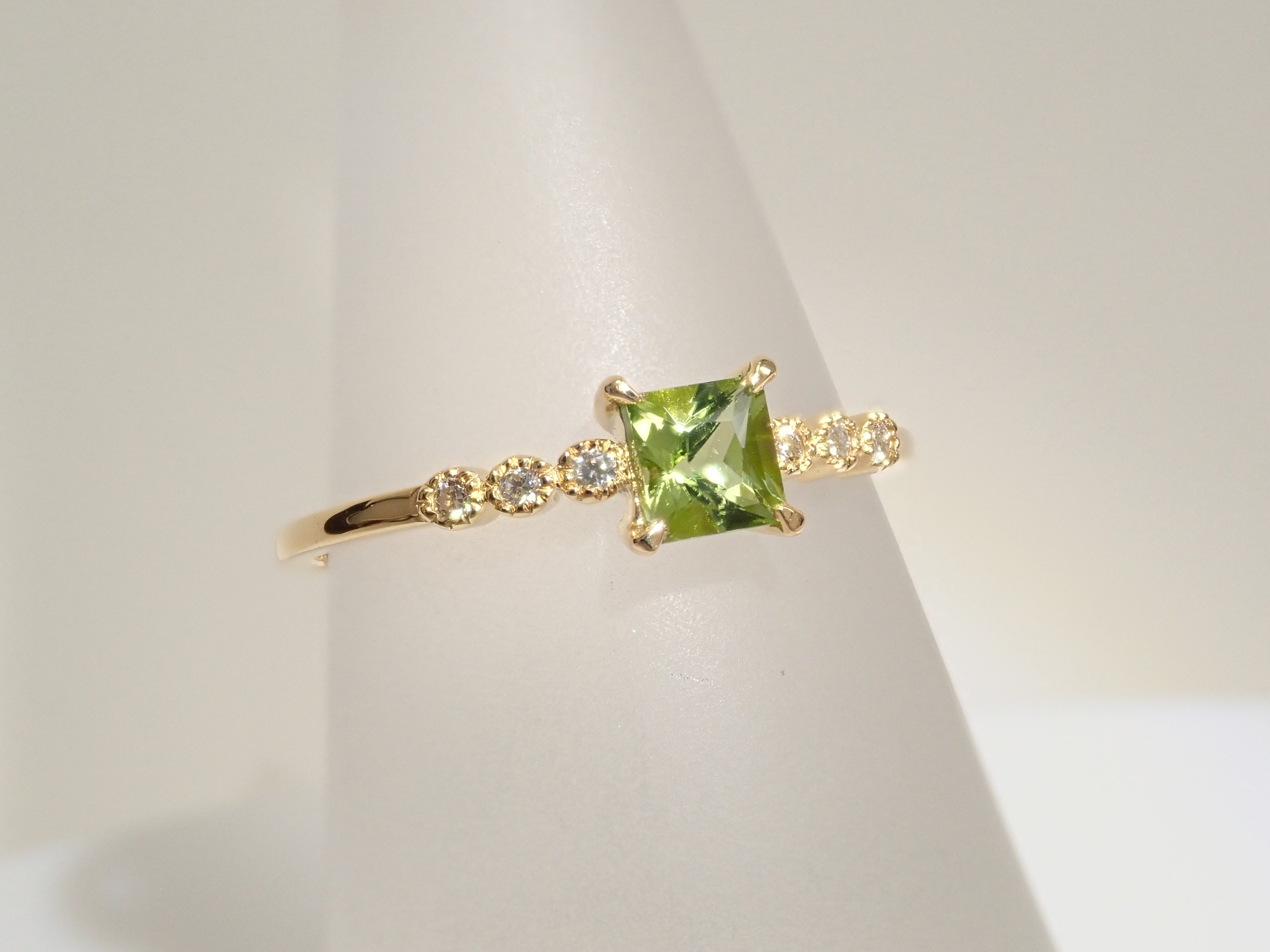 Lottery Sale 4 [For Winners Only] [Published 22602532] 18K Yellow Gold American Peridot 0.339ct Diamond Ring