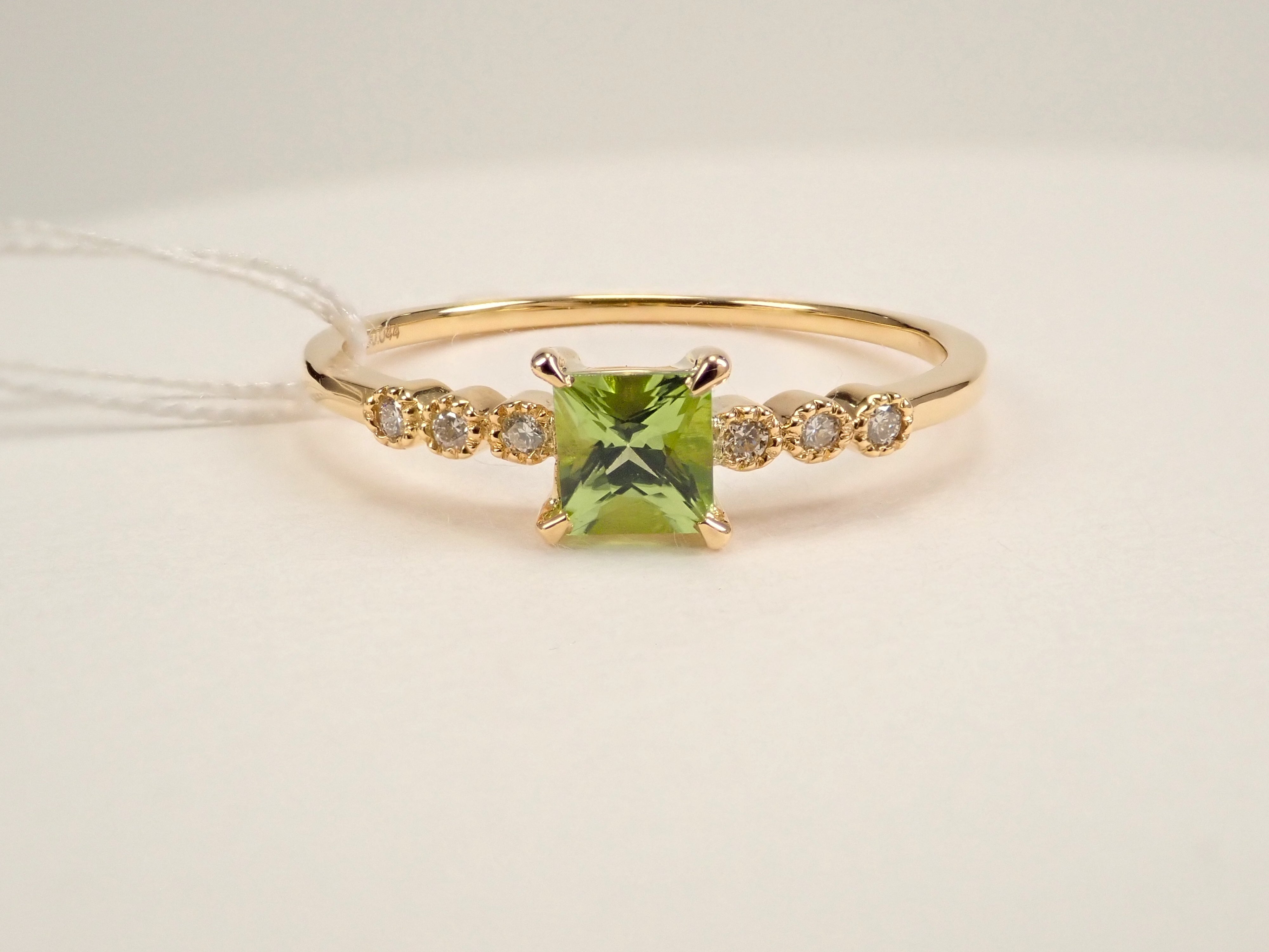 Lottery Sale 4 [For Winners Only] [Published 22602532] 18K Yellow Gold American Peridot 0.339ct Diamond Ring