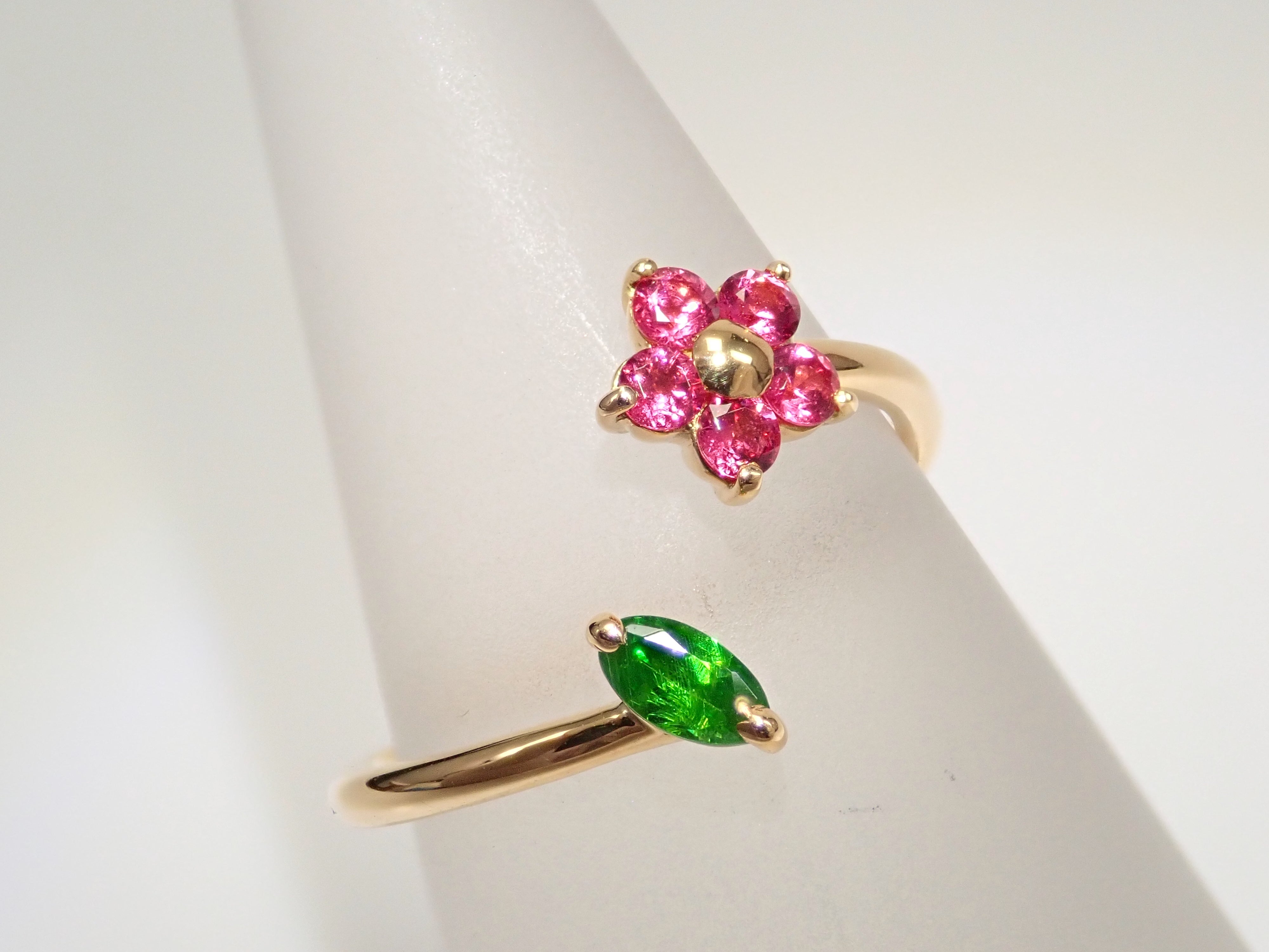 【抽選販売0123_05】K18YG ロシア産デマントイドガーネット（ホーステール認む） 0.141ct・ミャンマー産スピネルリング