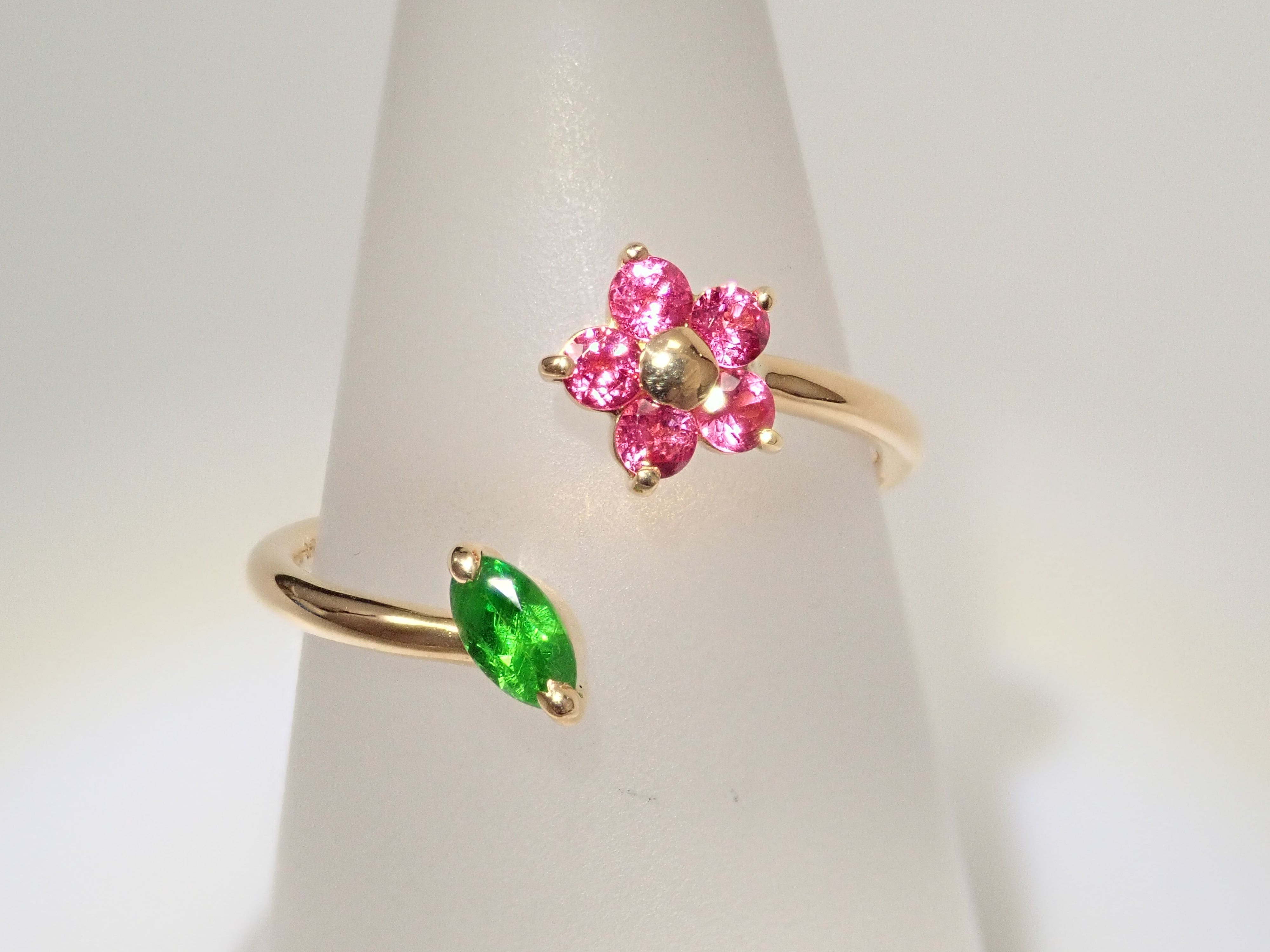 [Lottery Sale 0123_05] 18K Yellow Gold Ring with Russian Demantoid Garnet (Horsetail Certified) 0.141ct and Myanmar Spinel