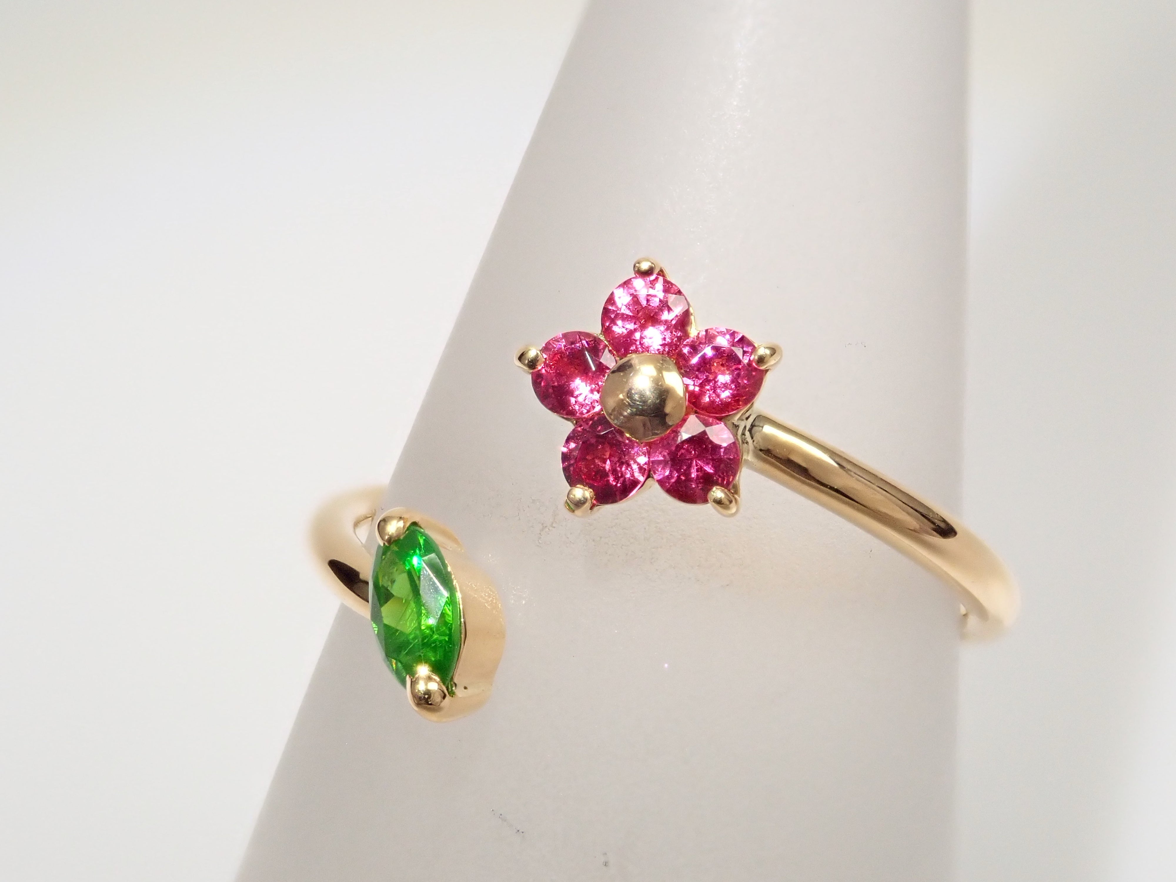 【抽選販売0123_05】K18YG ロシア産デマントイドガーネット（ホーステール認む） 0.141ct・ミャンマー産スピネルリング