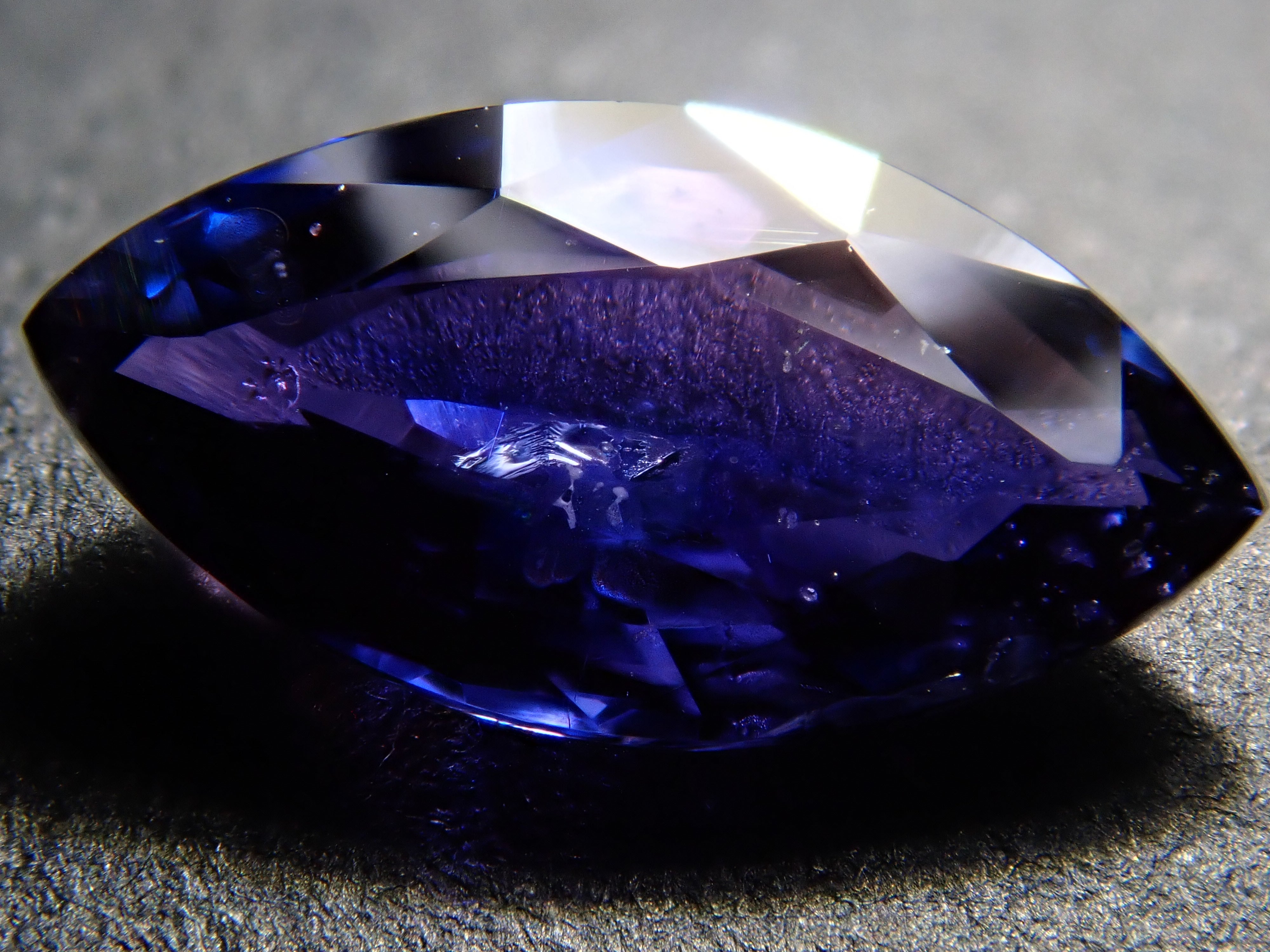 【1月11日 22:00 特價】坦尚尼亞紫羅蘭藍寶石 0.920克拉 散裝