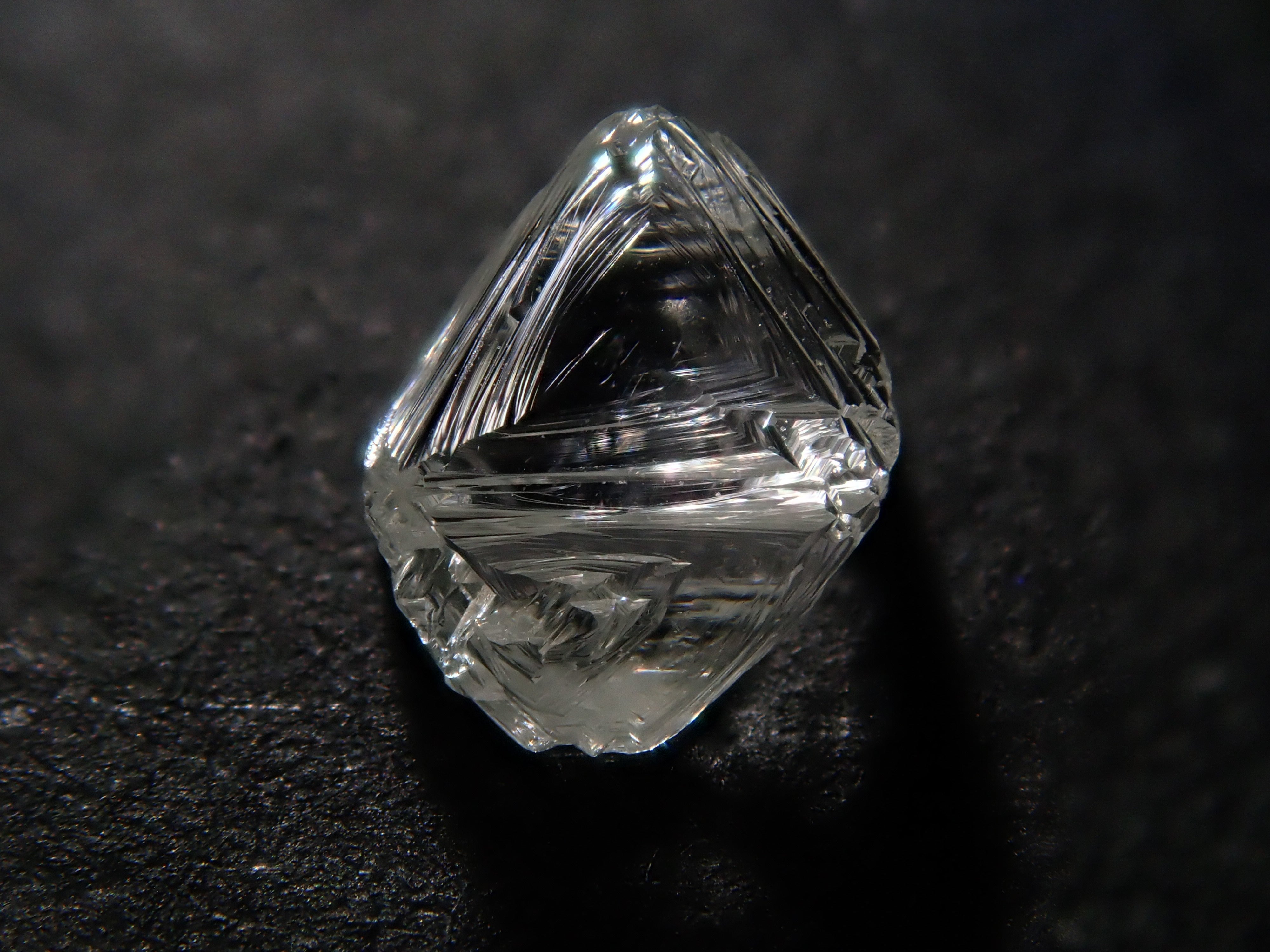 【1/12 22時販売】ダイヤモンド原石（ソーヤブル） 0.466ct原石（トライゴン有り）