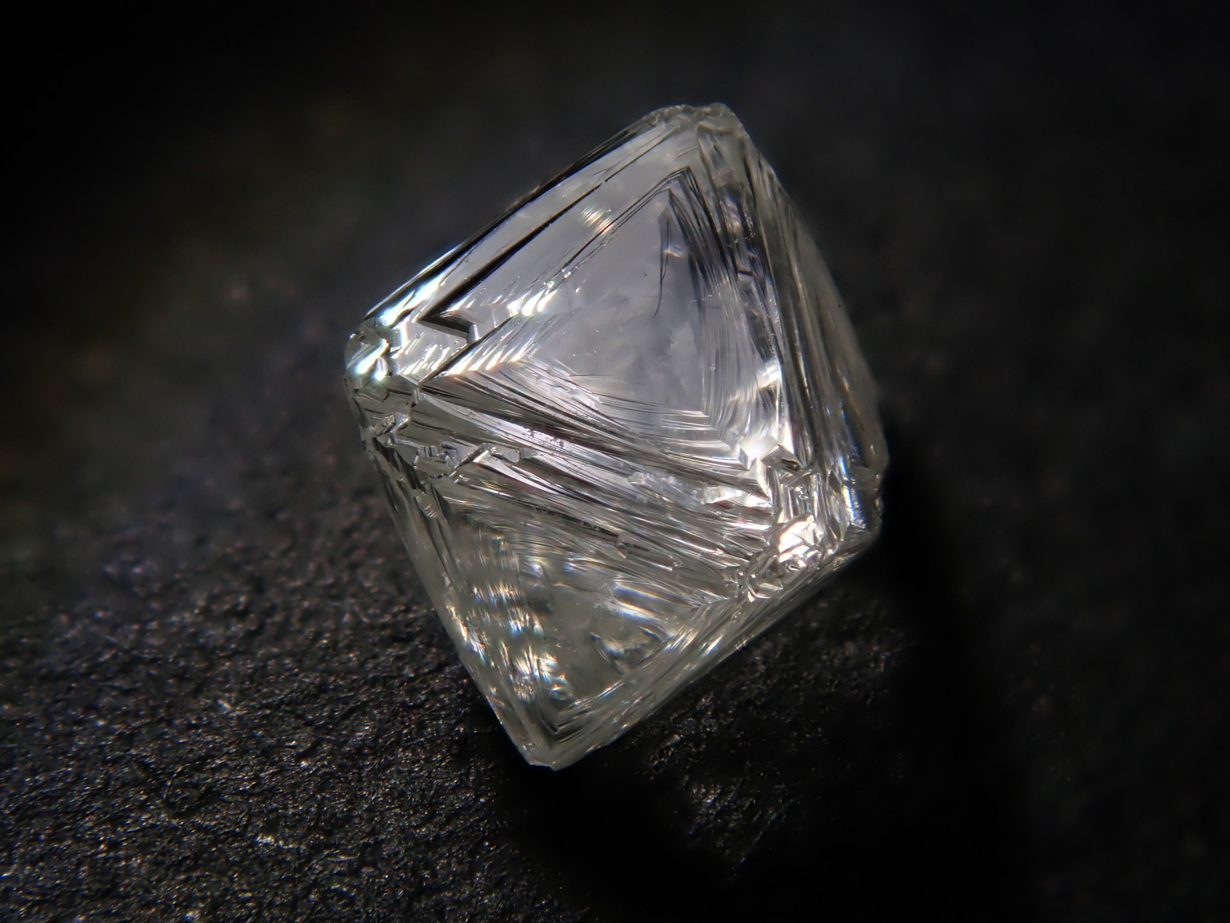 【1/12 22時販売】ダイヤモンド原石（ソーヤブル） 0.466ct原石（トライゴン有り）