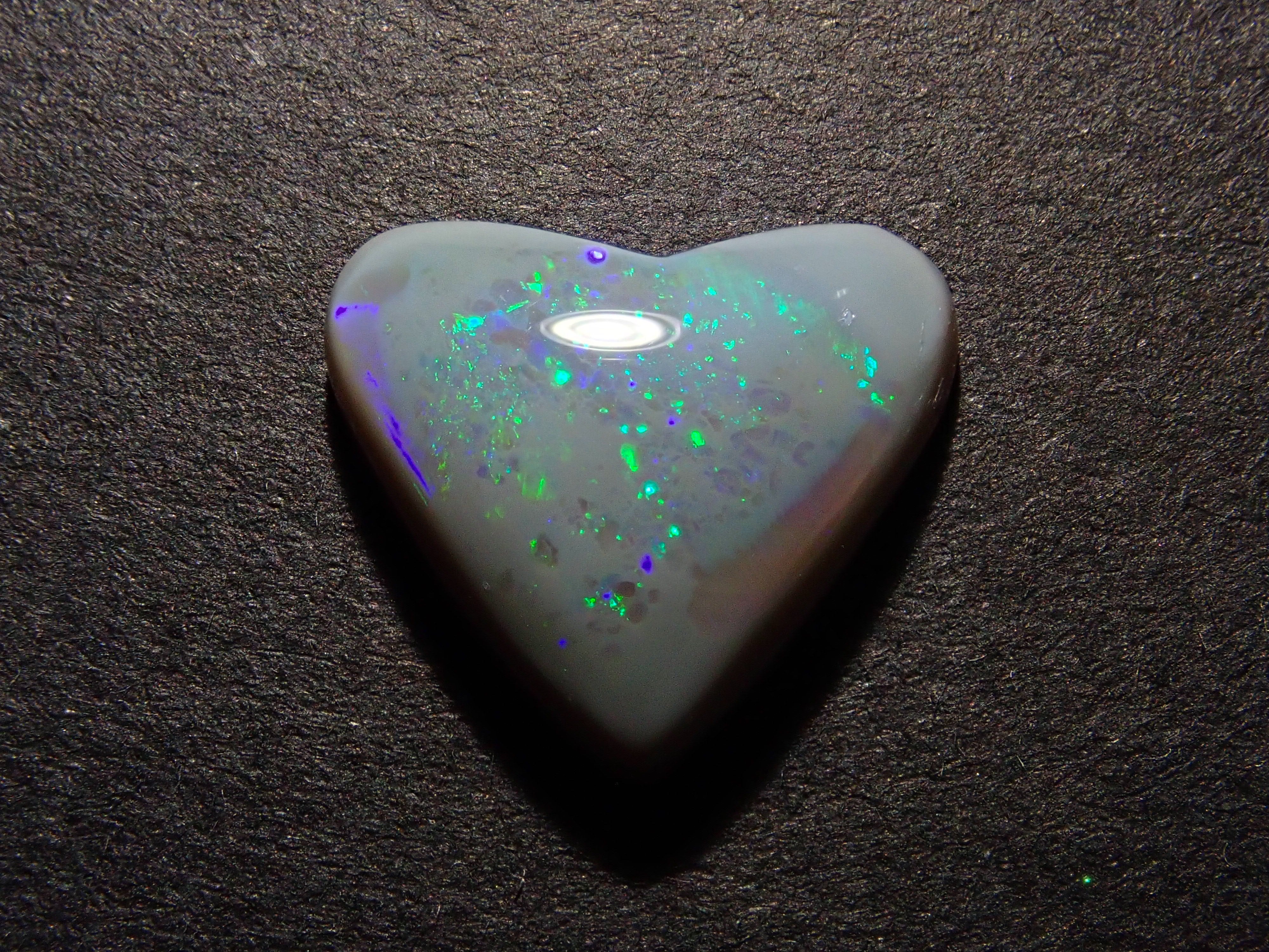 【1月11日晚間10點開賣】2.275克拉澳洲黑歐泊裸石（雙面）