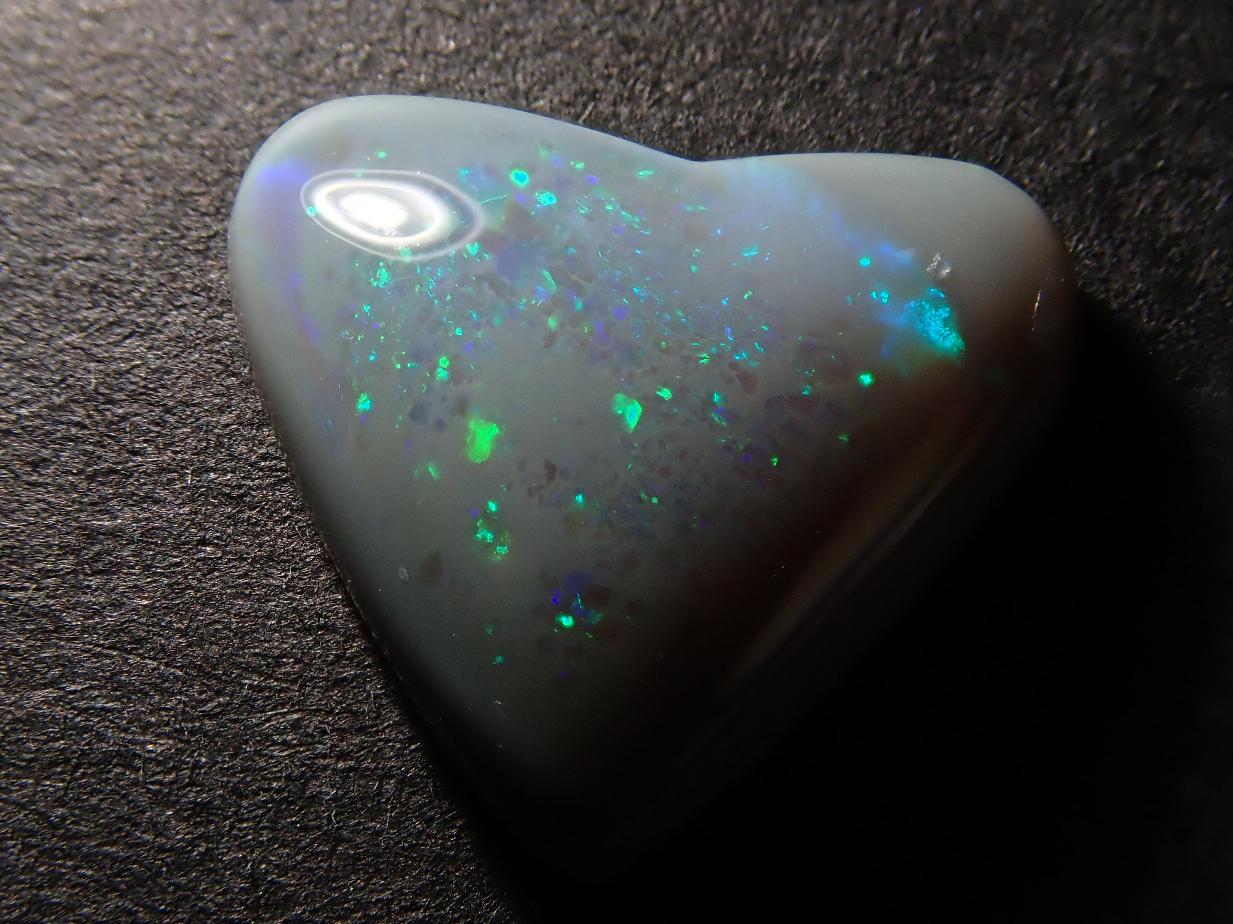 【1月11日晚間10點開賣】2.275克拉澳洲黑歐泊裸石（雙面）