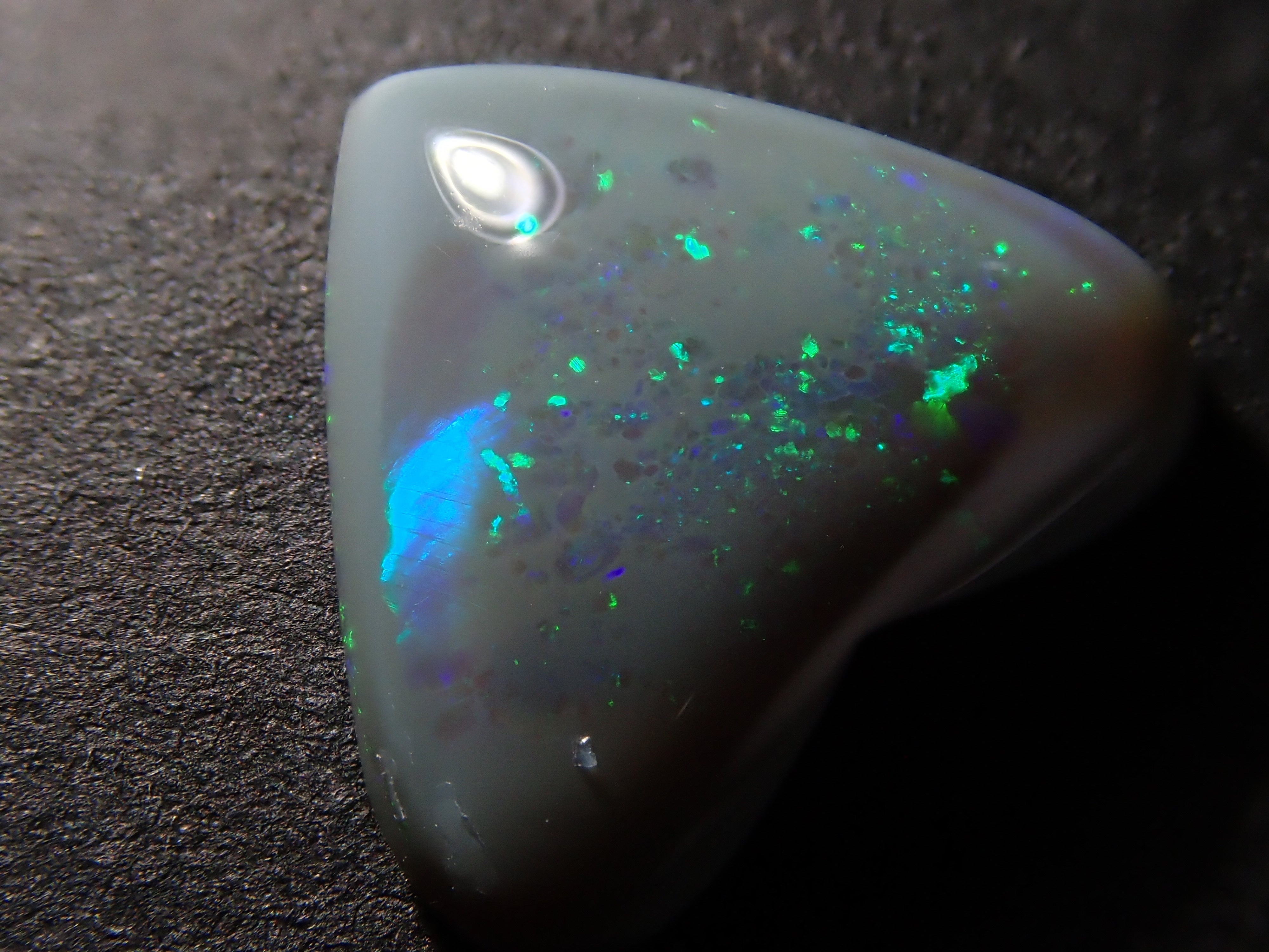 【1月11日晚間10點開賣】2.275克拉澳洲黑歐泊裸石（雙面）