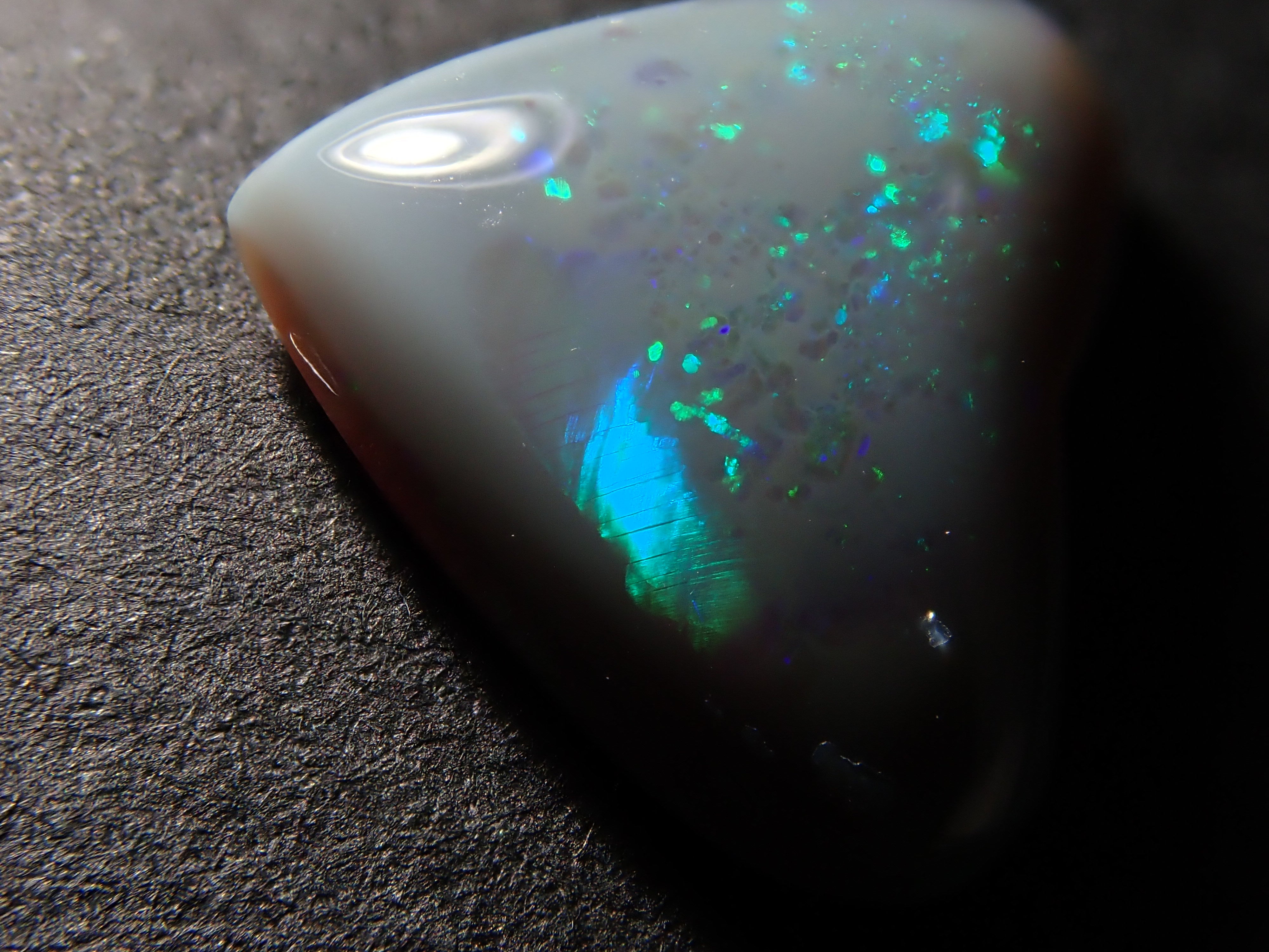 【1月11日晚間10點開賣】2.275克拉澳洲黑歐泊裸石（雙面）