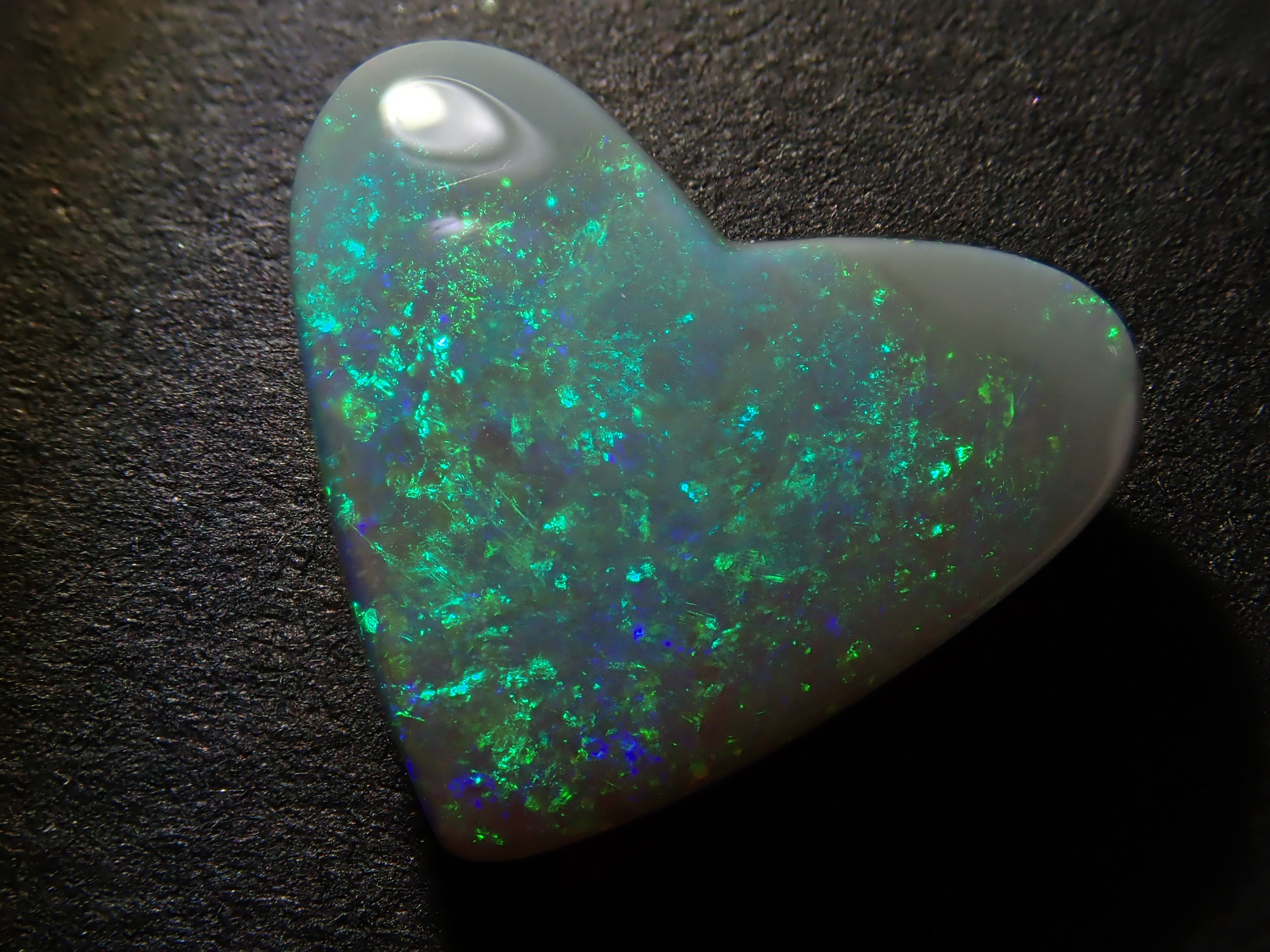 【1月11日晚間10點開賣】2.275克拉澳洲黑歐泊裸石（雙面）