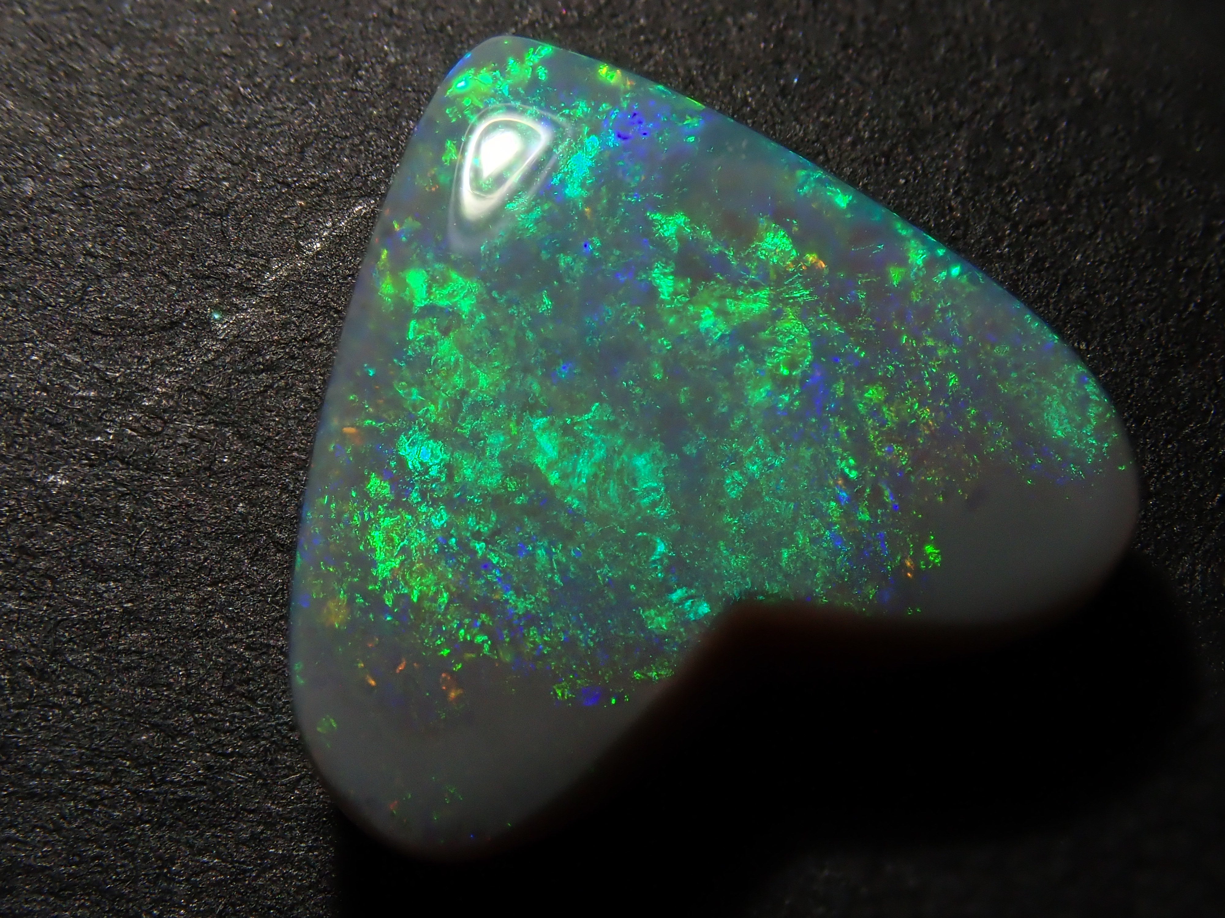 【1月11日晚間10點開賣】2.275克拉澳洲黑歐泊裸石（雙面）