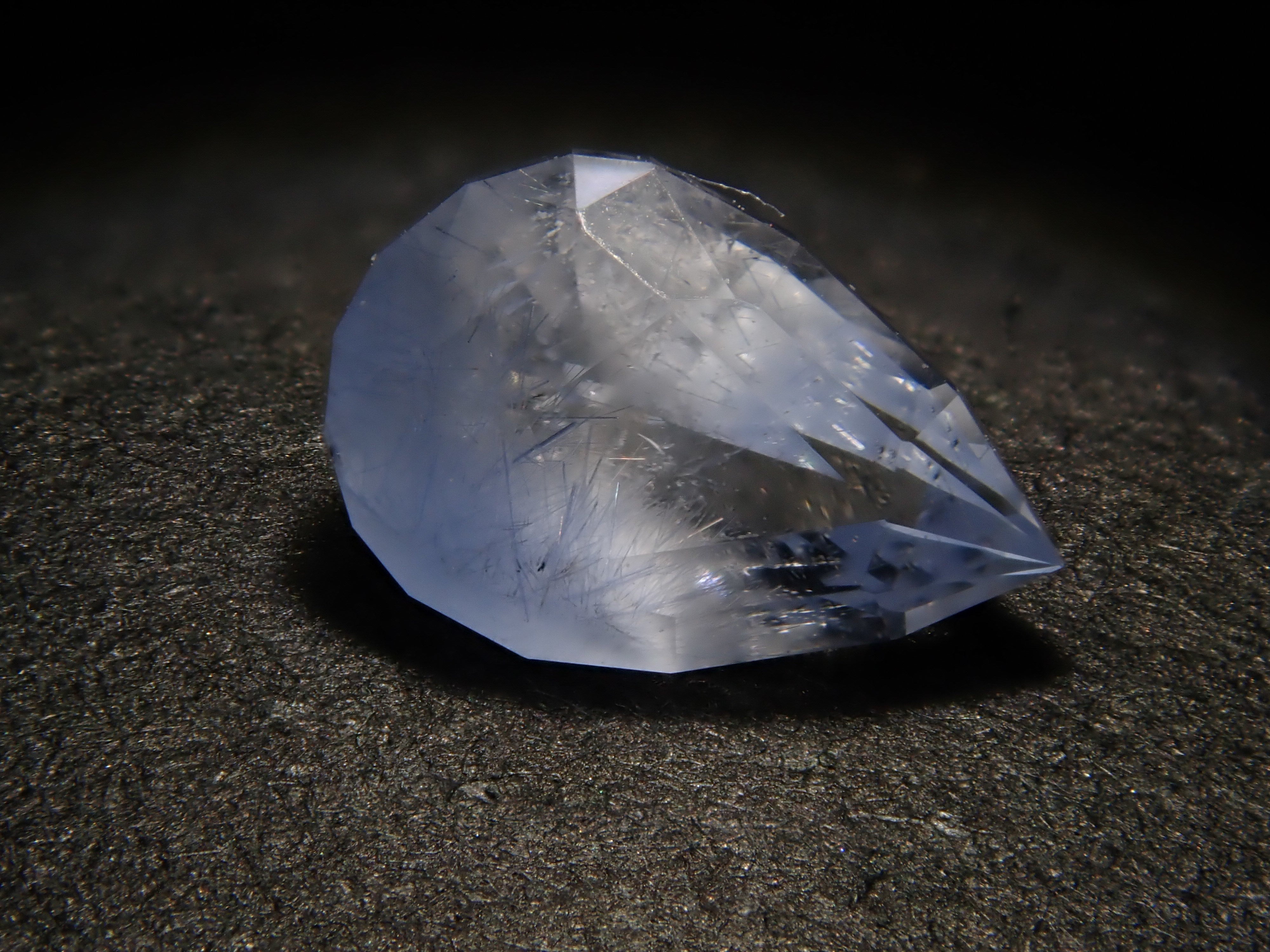 【1月11日 22:00 特價】巴西石英砂藍線石 0.382克拉 散石